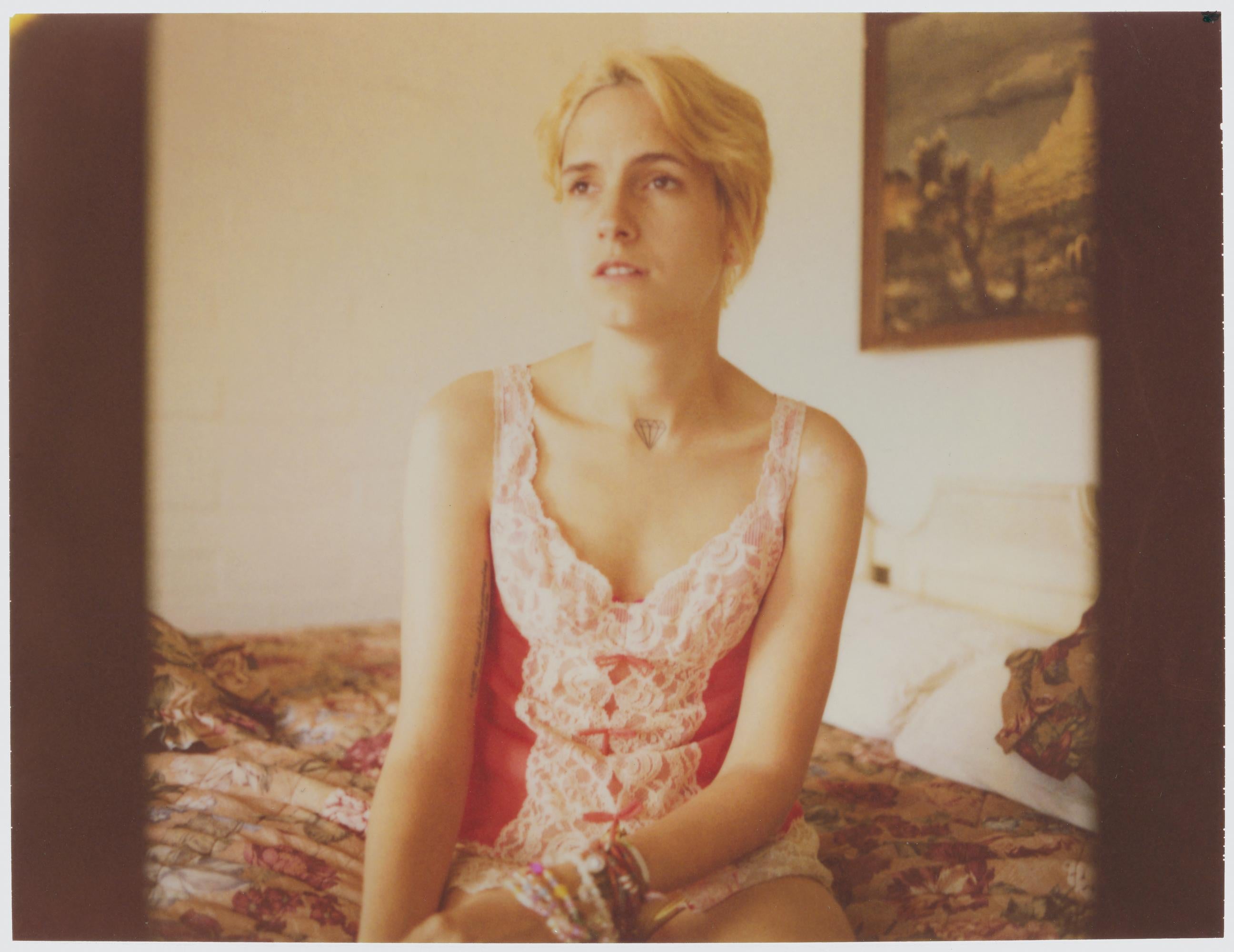 Stefanie Schneider Color Photograph – Wenn du mich liebst, warum kann es dann nicht klappen? (Das Mädchen hinter dem weißen Lattenzaun)