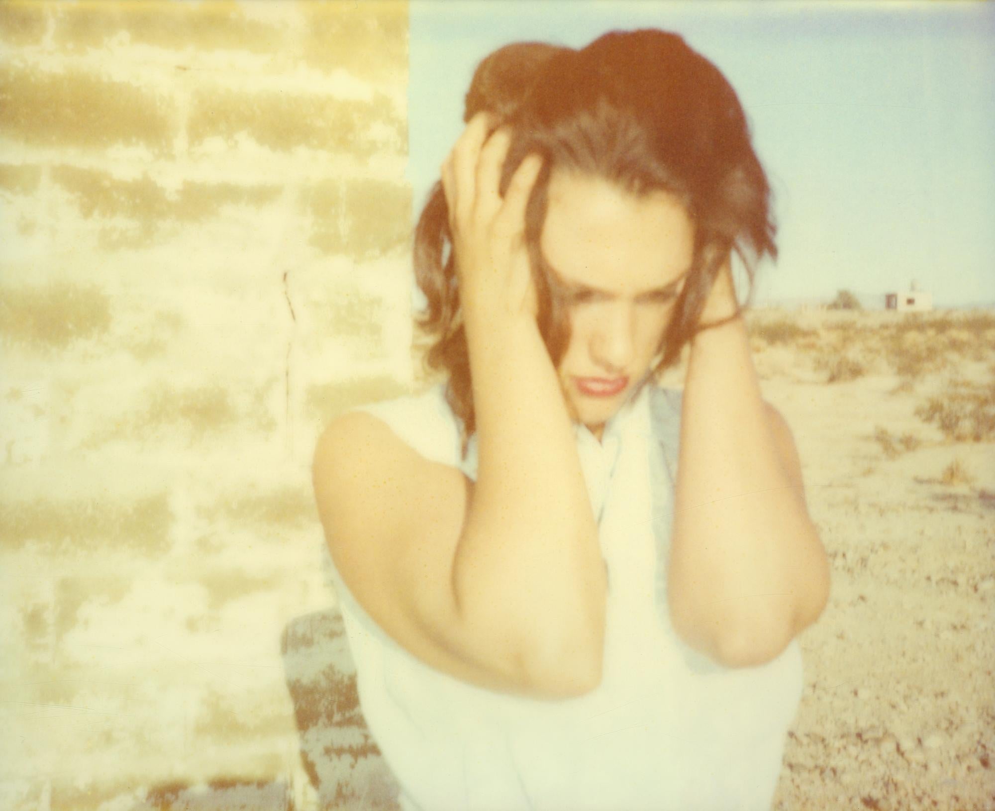 Color Photograph de Stefanie Schneider - Lo he superado (Hasta que la muerte nos separe) - Polaroid, Figurativa