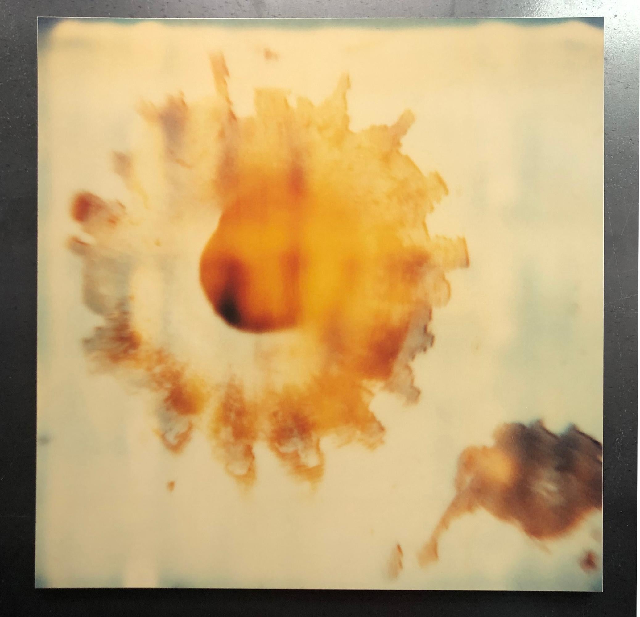 Impact (Wastelands) - 100x100cm, Polaroid, Contemporary, Abstrakt, Montiert – Photograph von Stefanie Schneider