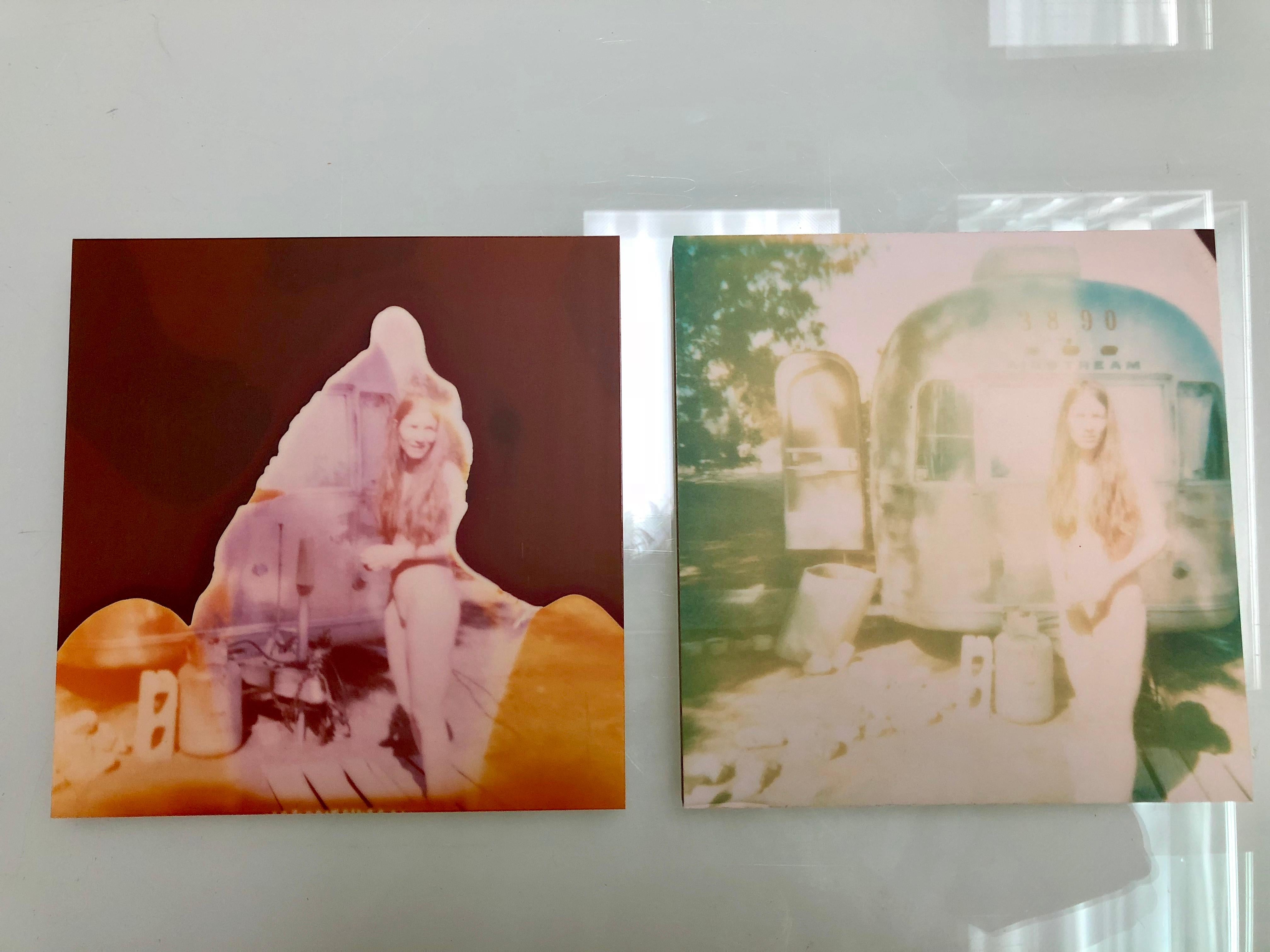 In front of Trailer (Sidewinder), diptyque Polaroid, nu, contemporain, Analog - Photograph de Stefanie Schneider