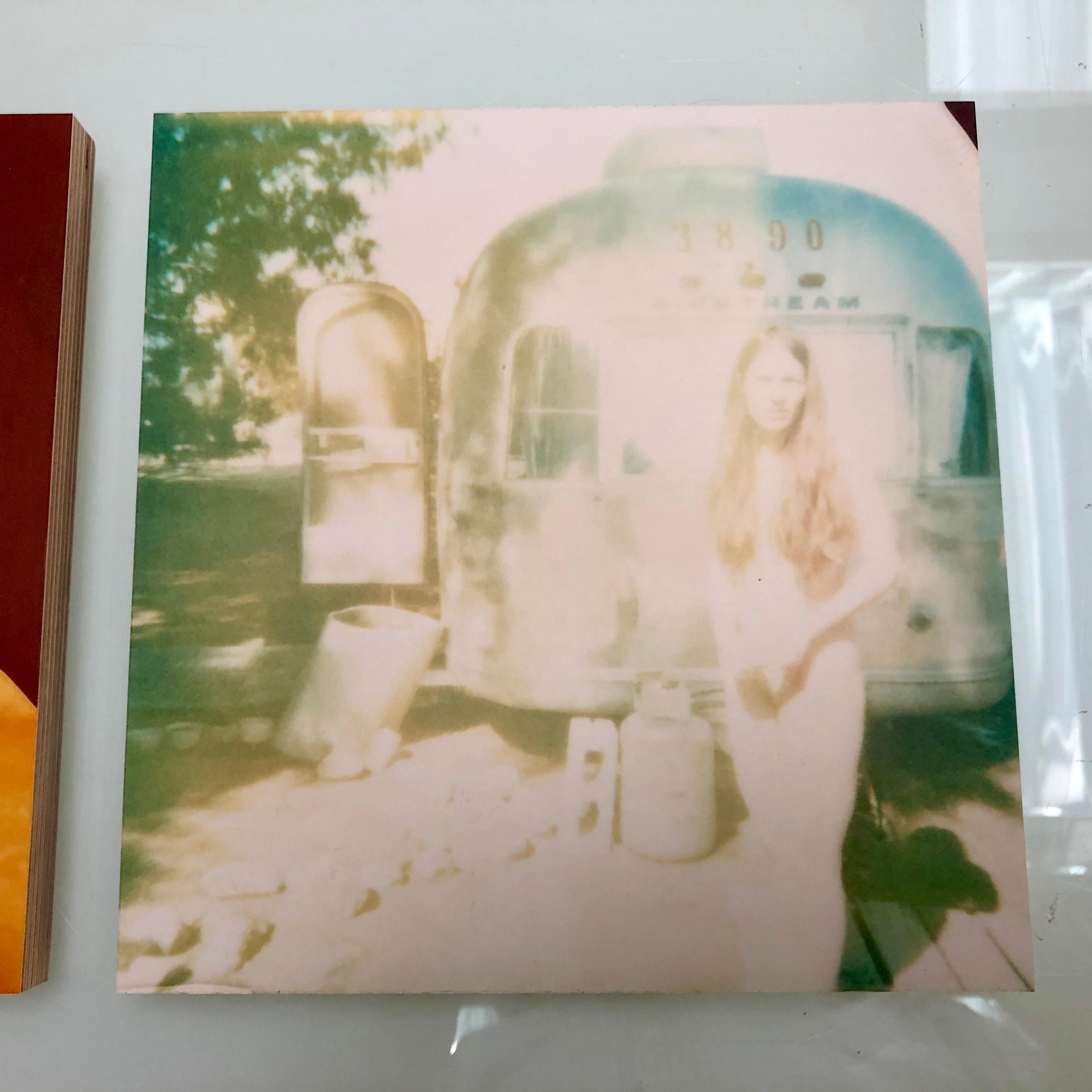 In front of Trailer (Sidewinder), diptyque Polaroid, nu, contemporain, Analog - Marron Color Photograph par Stefanie Schneider