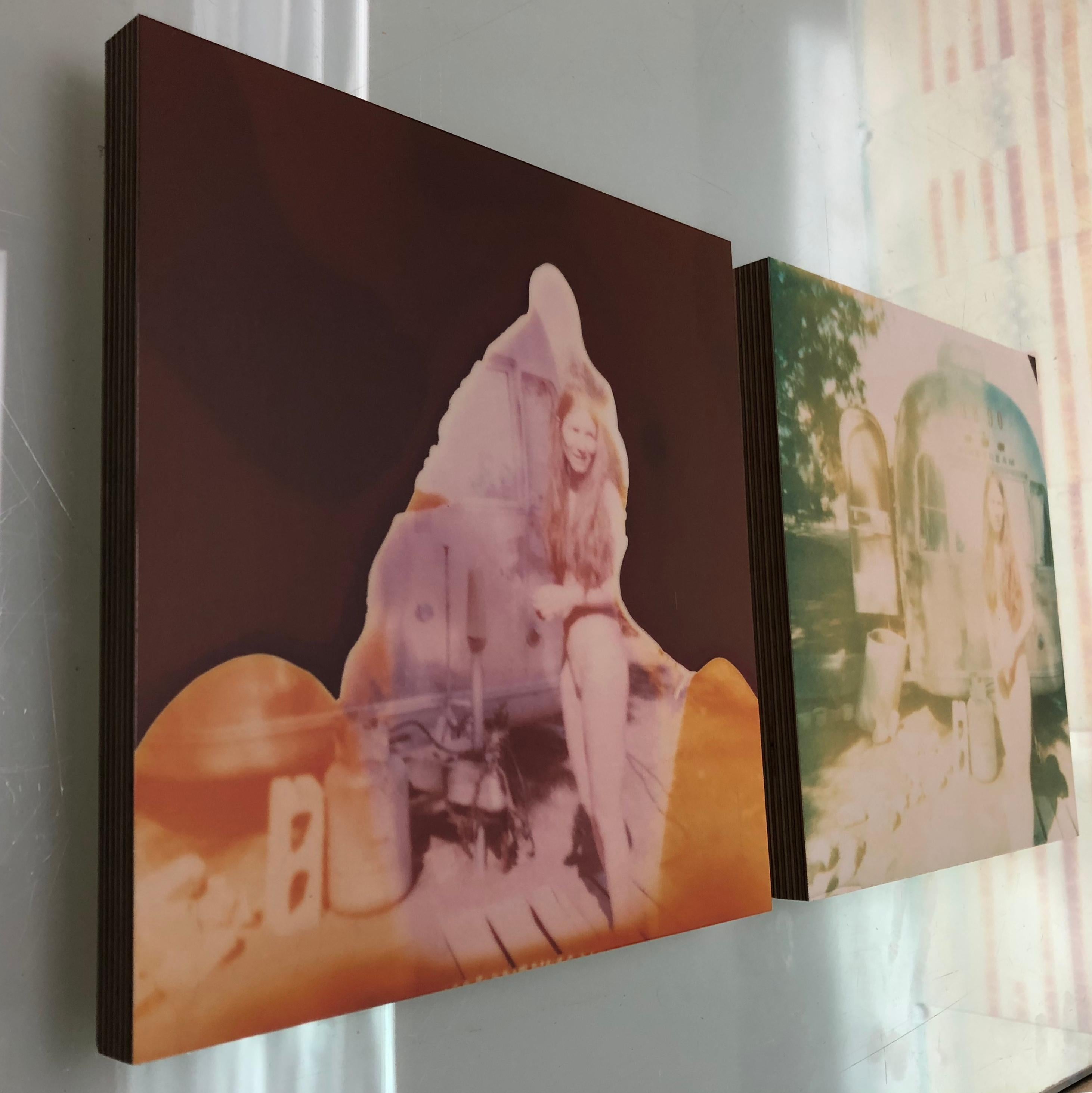 In front of Trailer (Sidewinder), diptyque Polaroid, nu, contemporain, Analog en vente 1