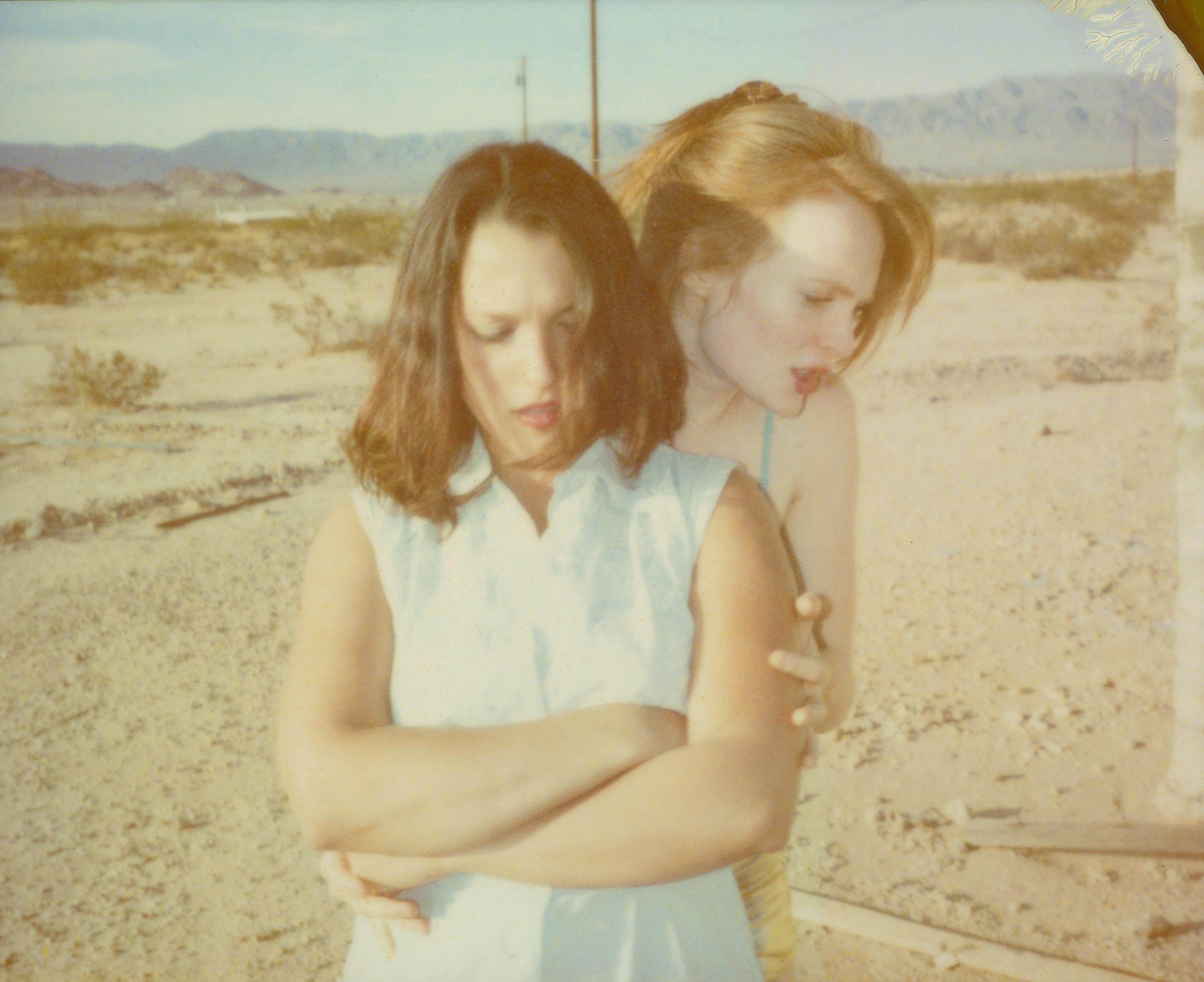 Figurative Photograph de Stefanie Schneider - It's gonna be ok (Hasta que la muerte nos separe) - Siglo XXI, Polaroid, Color