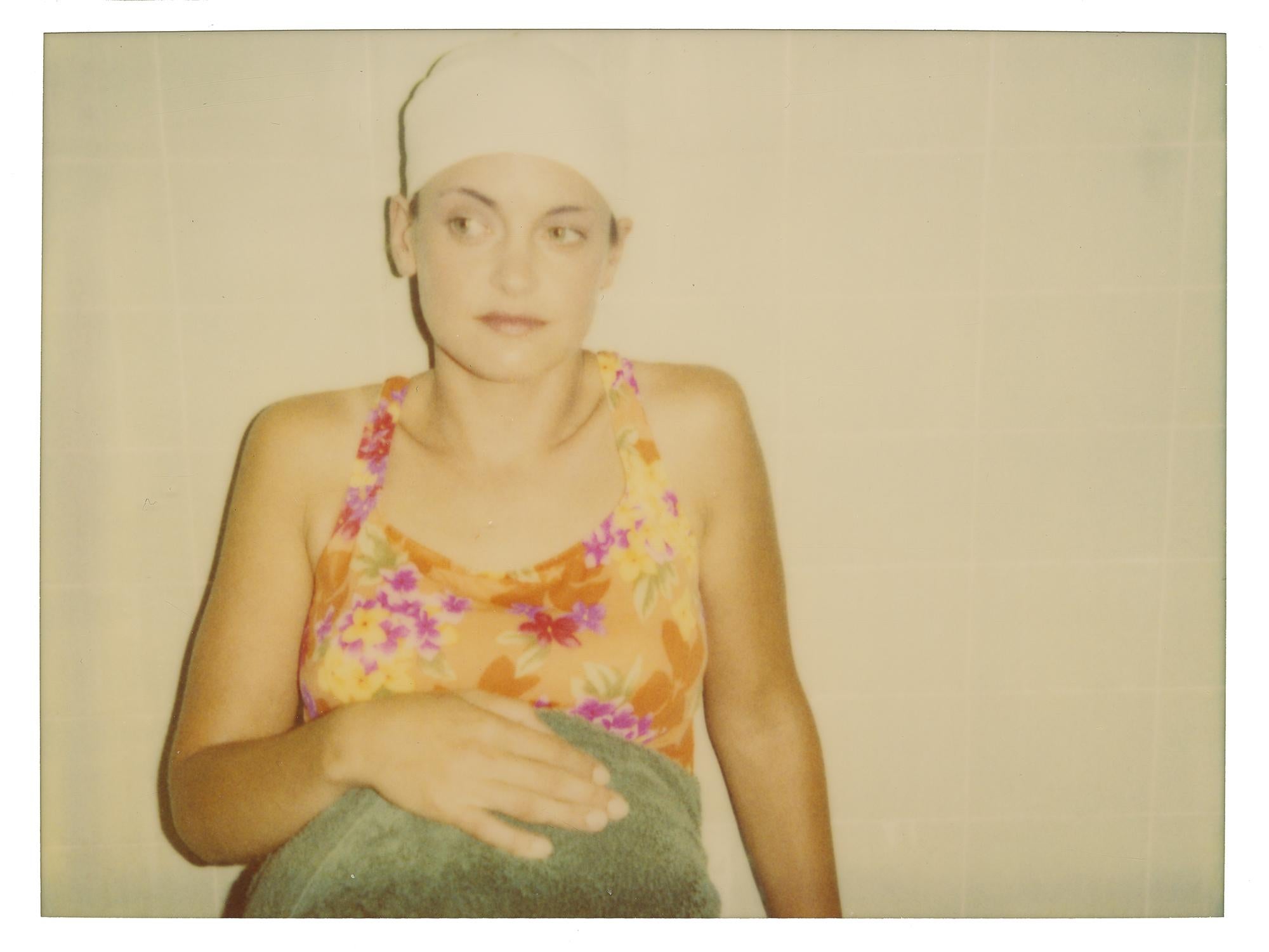 Color Photograph Stefanie Schneider - Jean 3 (Suburbia) - Contemporain, Polaroid, Analogique, Color, Photographie, Portrait