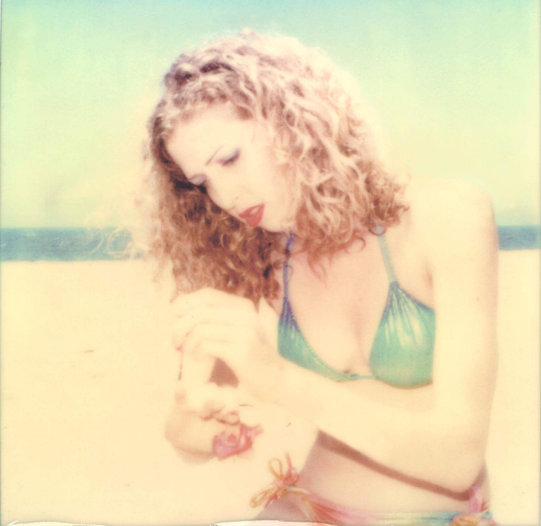 Stefanie Schneider Portrait Photograph – Kelly (Beachshoot) – analoger, Polaroid, Vintage-Handdruck, zeitgenössisch, Frauen