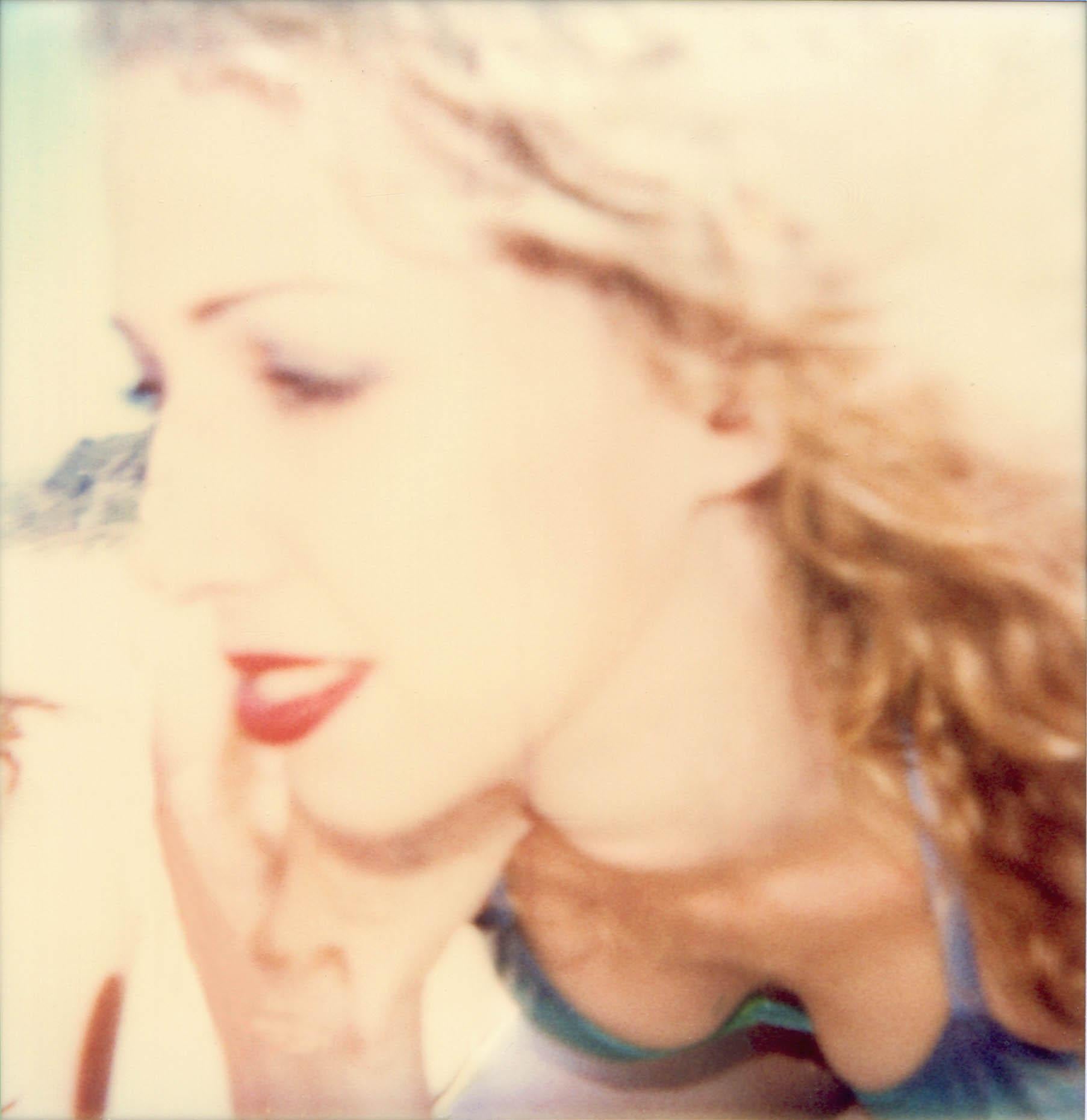 Figurative Photograph de Stefanie Schneider - Kelly (Beachshoot) - Polaroid, Contemporánea