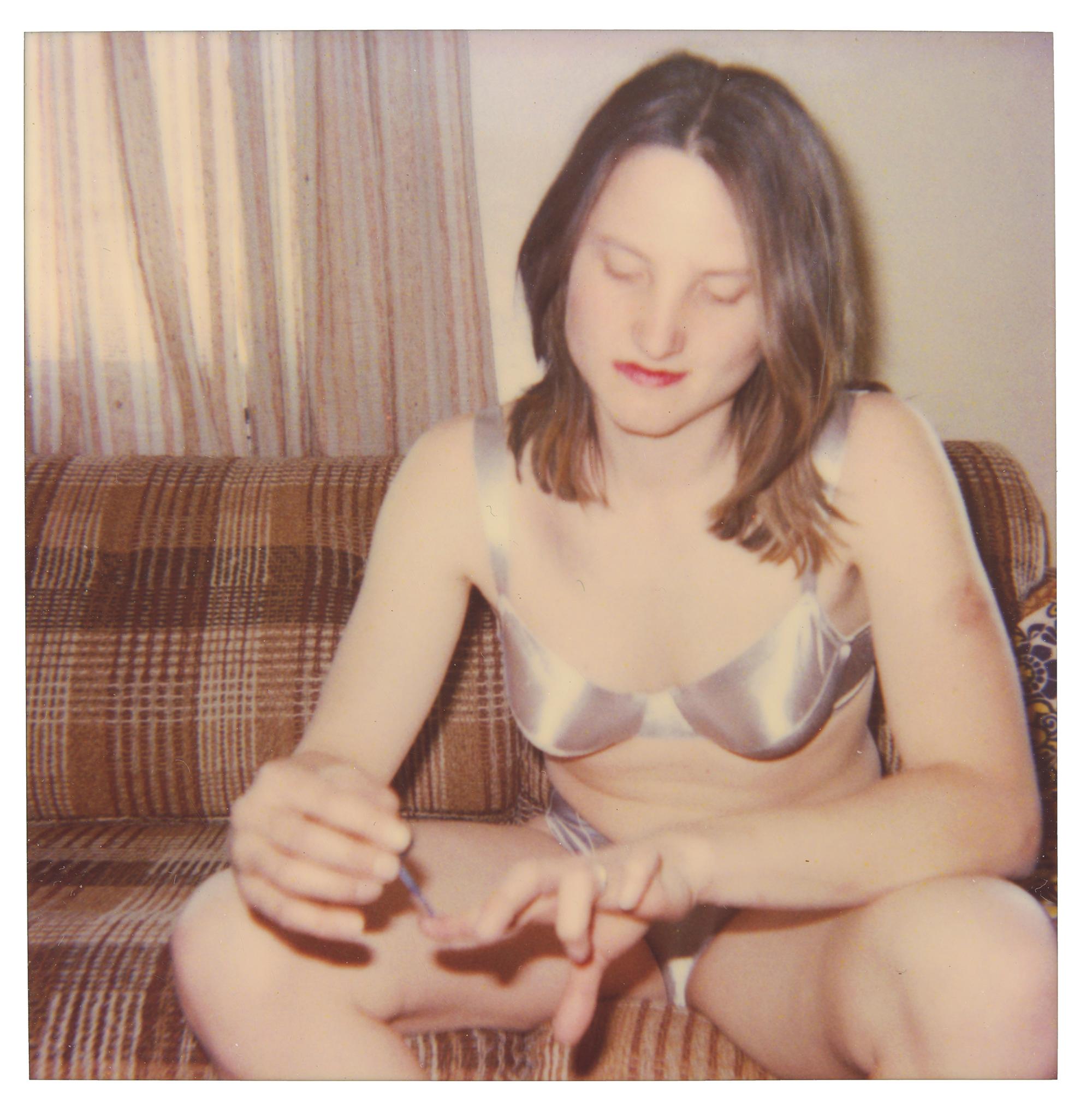 Color Photograph Stefanie Schneider - Kirsten doing her Nails (50x50cm) - Figuratif, Portrait, Polaroid, Photographie