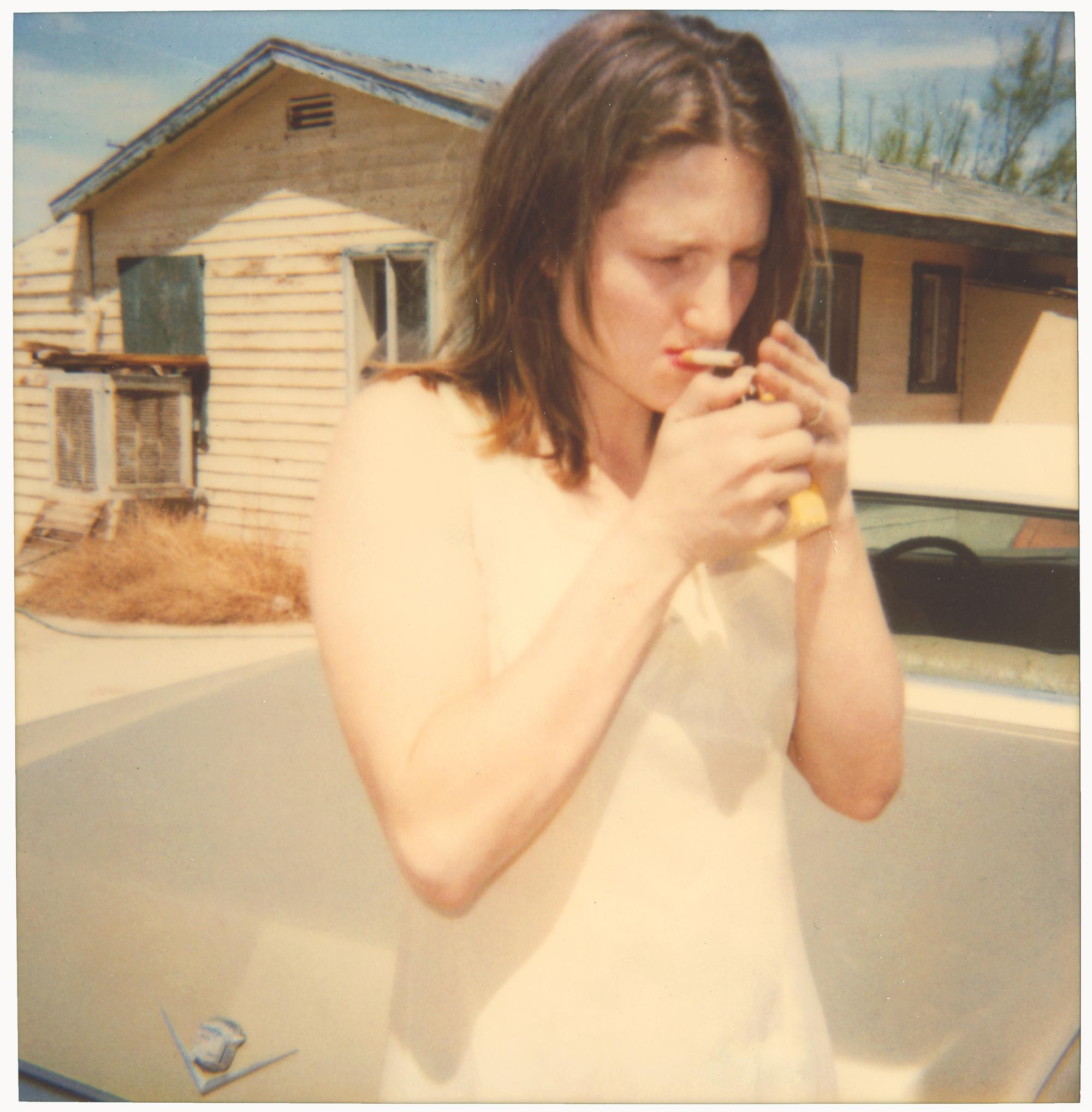 Stefanie Schneider Portrait Photograph – Kirsten zündet sich eine Zigarette an, 2 Mile Road (29 Palms, CA) - Polaroid, Contemporary