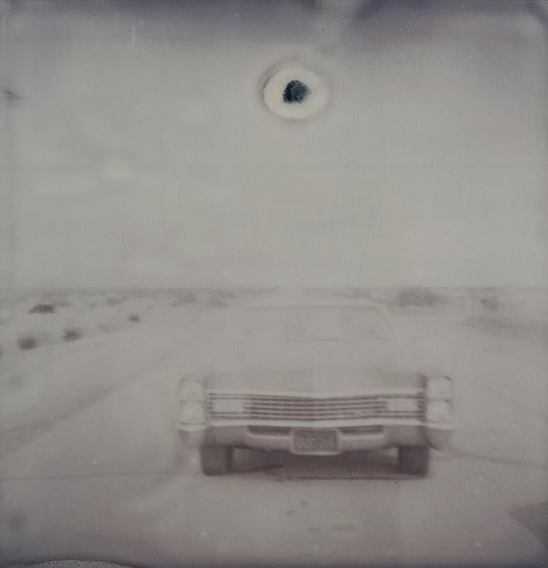 Leaving (Sidewinder), tríptico - analógico, impresión manual vintage, montado - Landscape Photograph Gris de Stefanie Schneider