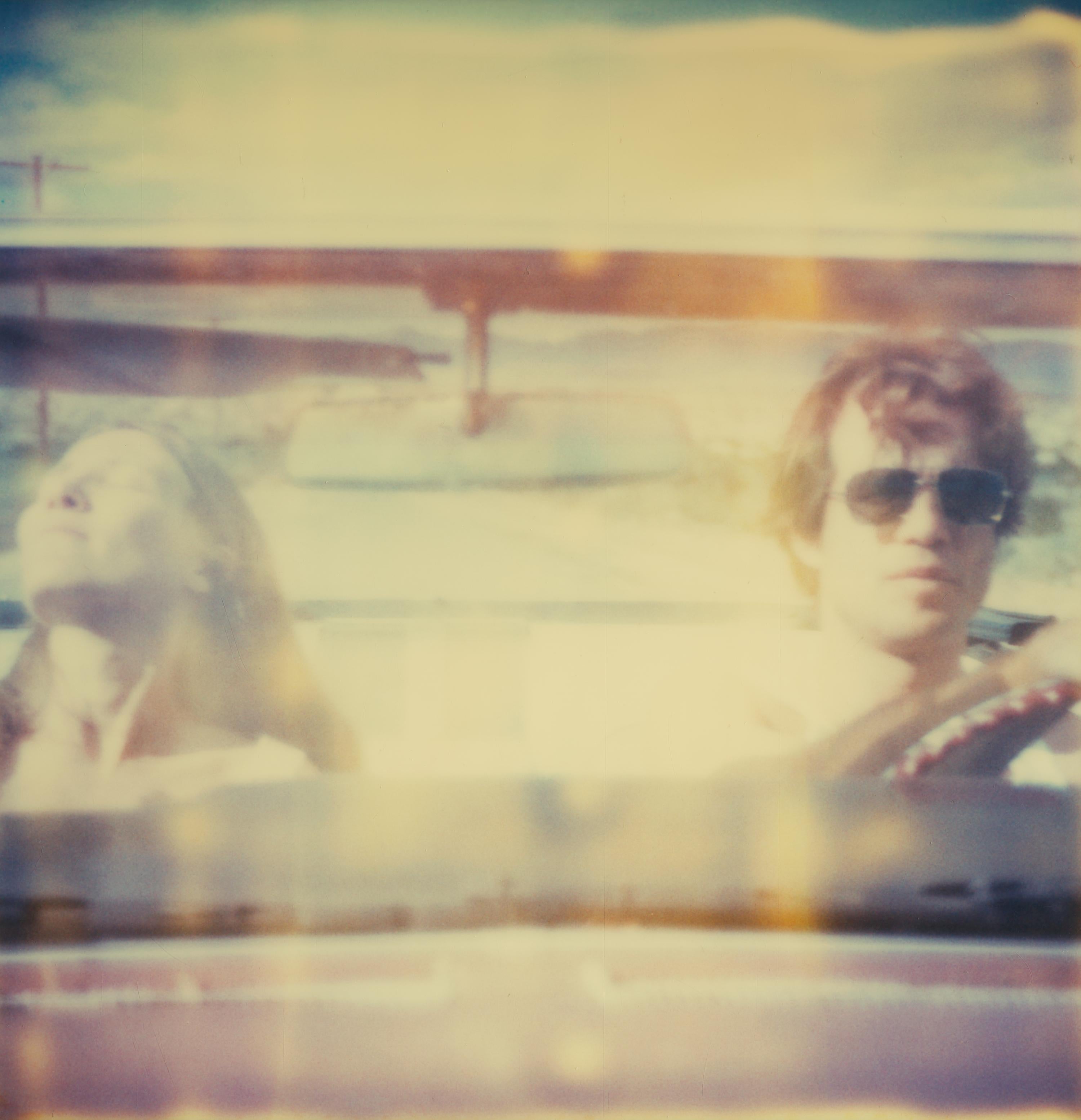 Stefanie Schneider Color Photograph – Leaving Town (Sidewinder) – basiert auf einem Polaroid