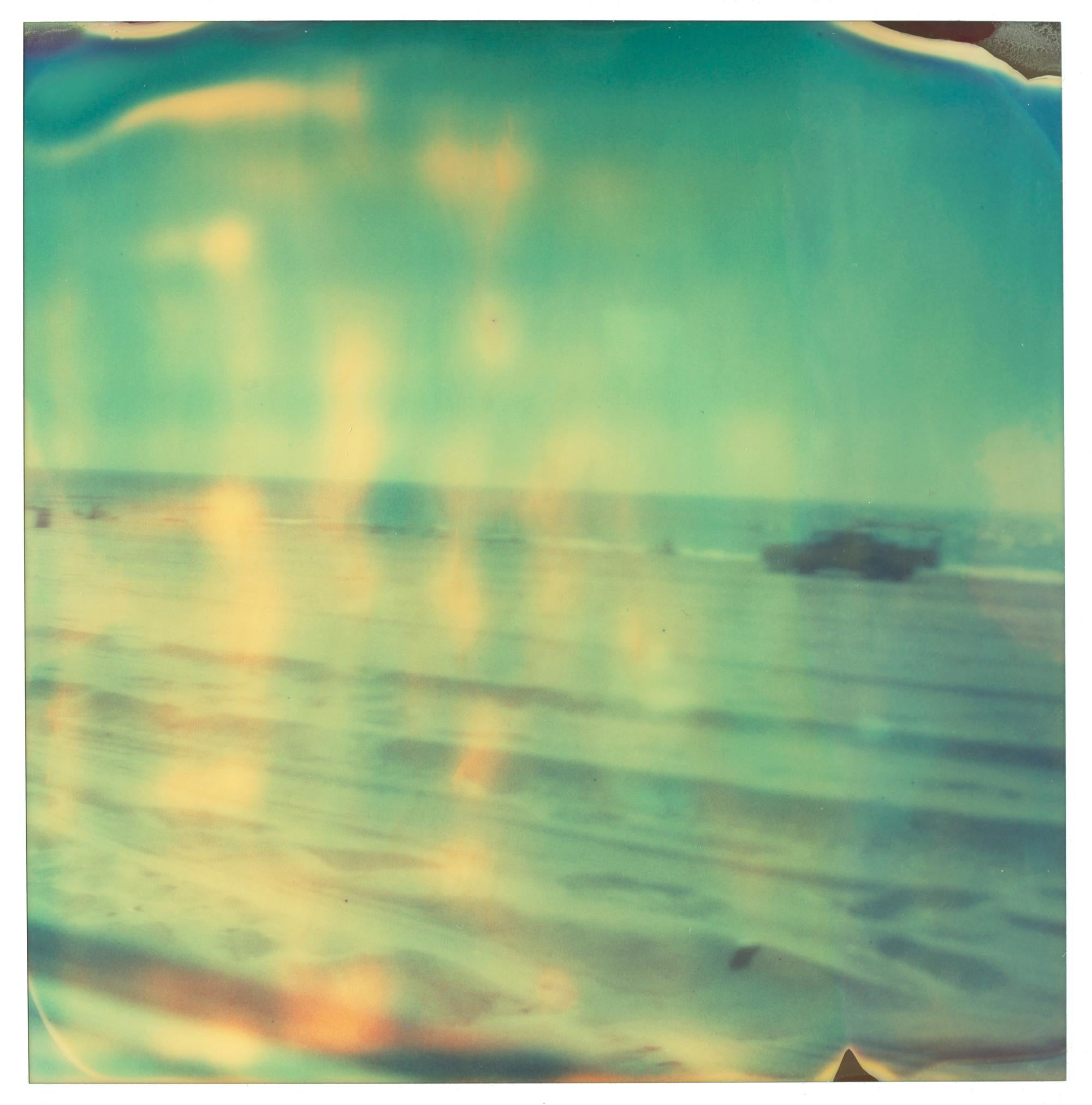 Stefanie Schneider Color Photograph – Lifeguard (Malibu) – Zeitgenössisch, Landschaft, abgelaufen, Polaroid, analog