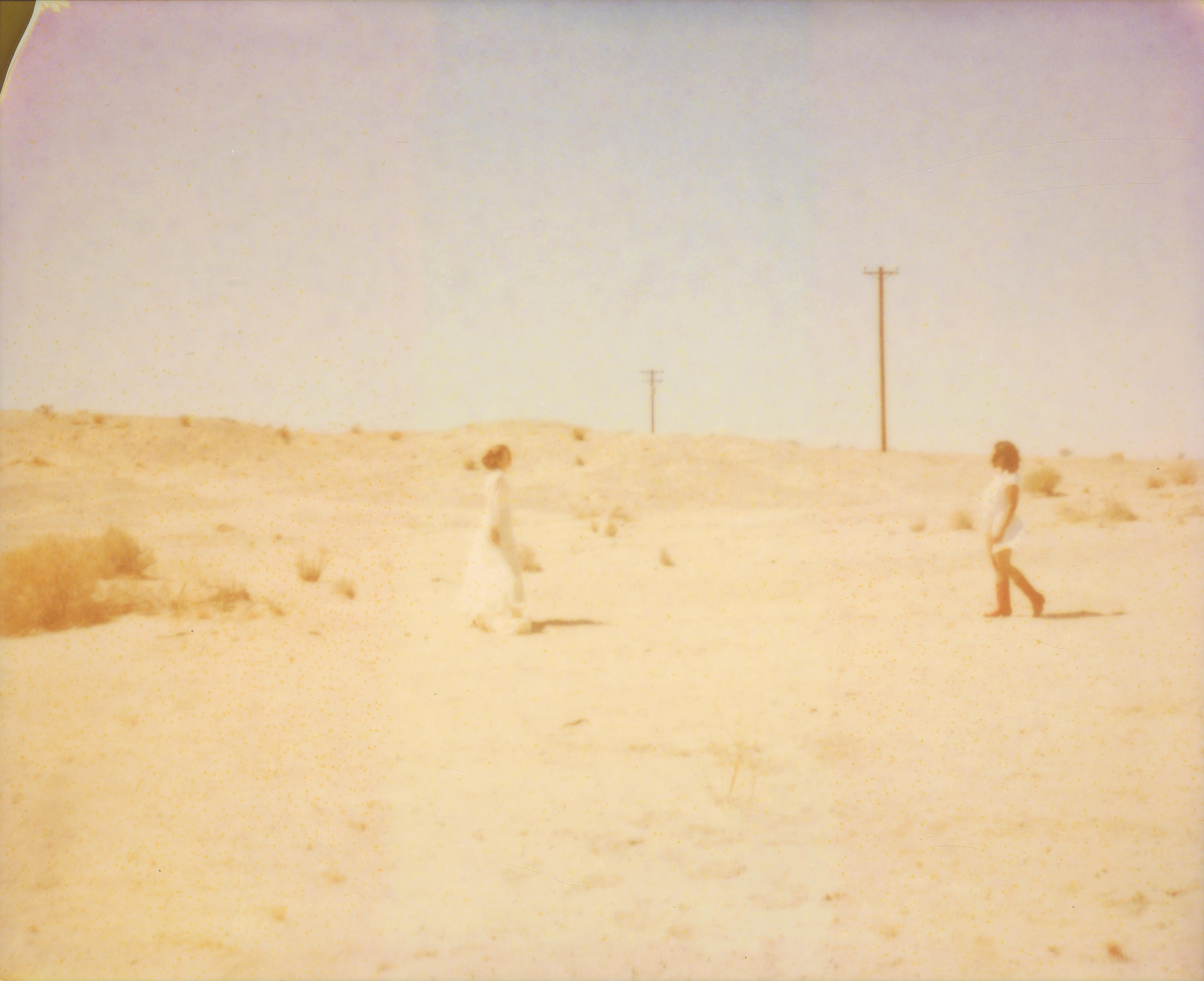 Comme le vent caresse le sable (La mort fait partie de nous) - Photograph de Stefanie Schneider