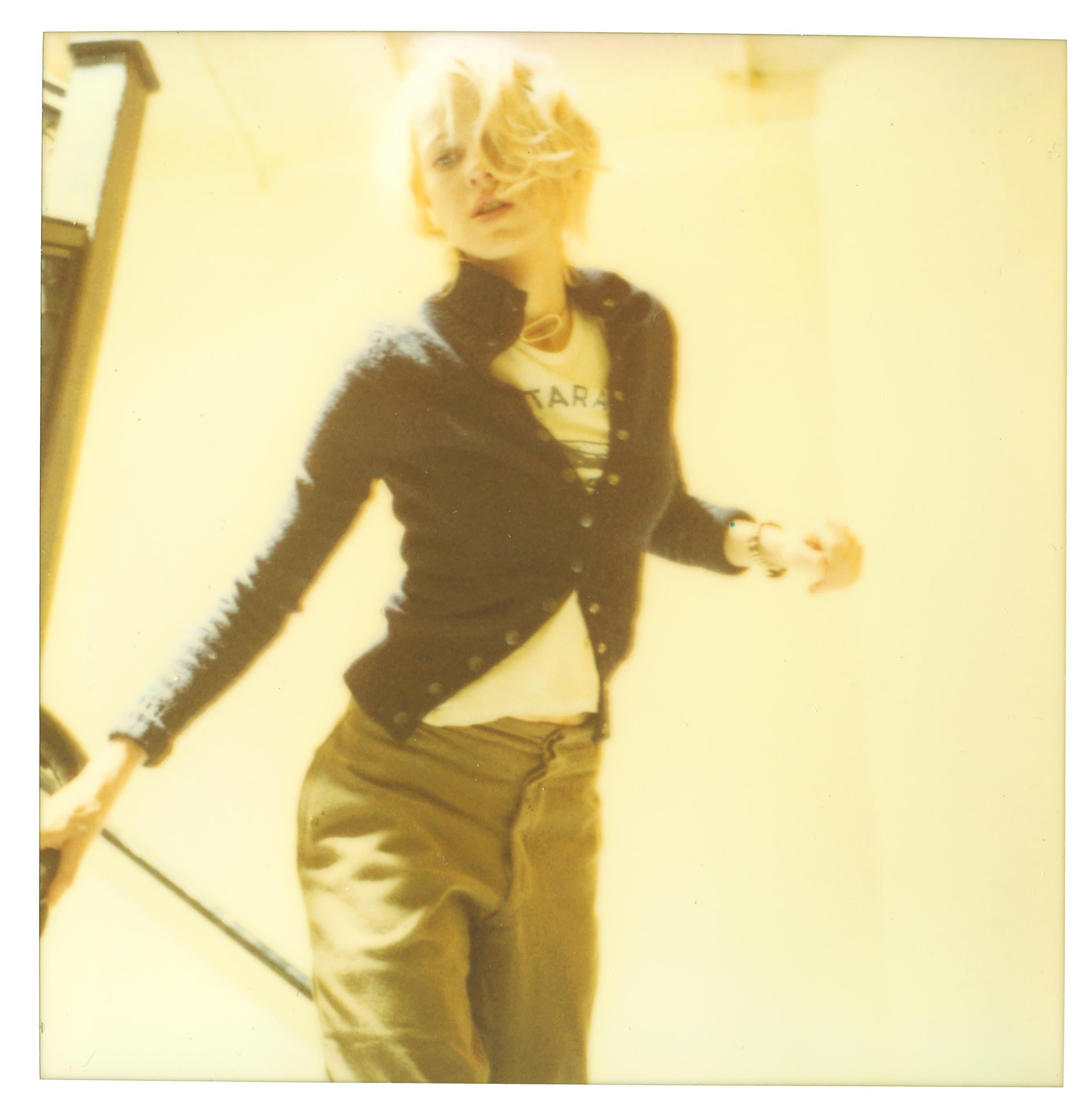 Stefanie Schneider Color Photograph – Lila Laufsteg über die Treppen - mit Naomi Watts - Polaroid, 21. Jahrhundert