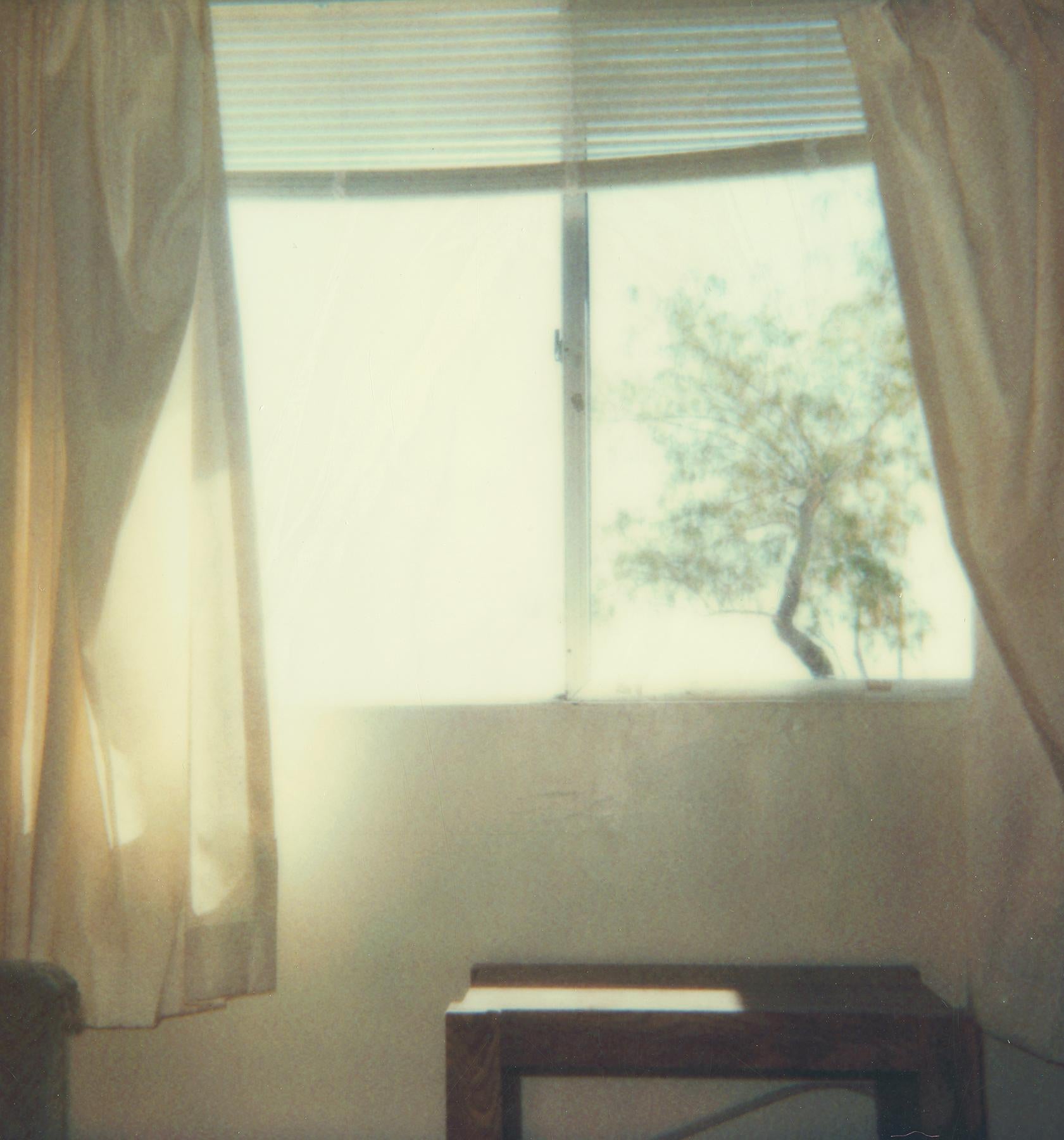 Wohnzimmer (29 Palms, CA) - Polaroid, Contemporary – Photograph von Stefanie Schneider