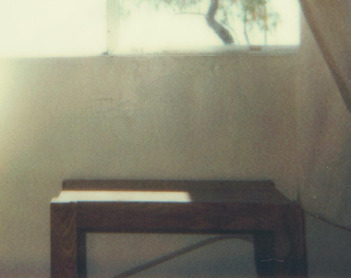 Wohnzimmer (29 Palms, CA) - Polaroid, Contemporary (Zeitgenössisch), Photograph, von Stefanie Schneider