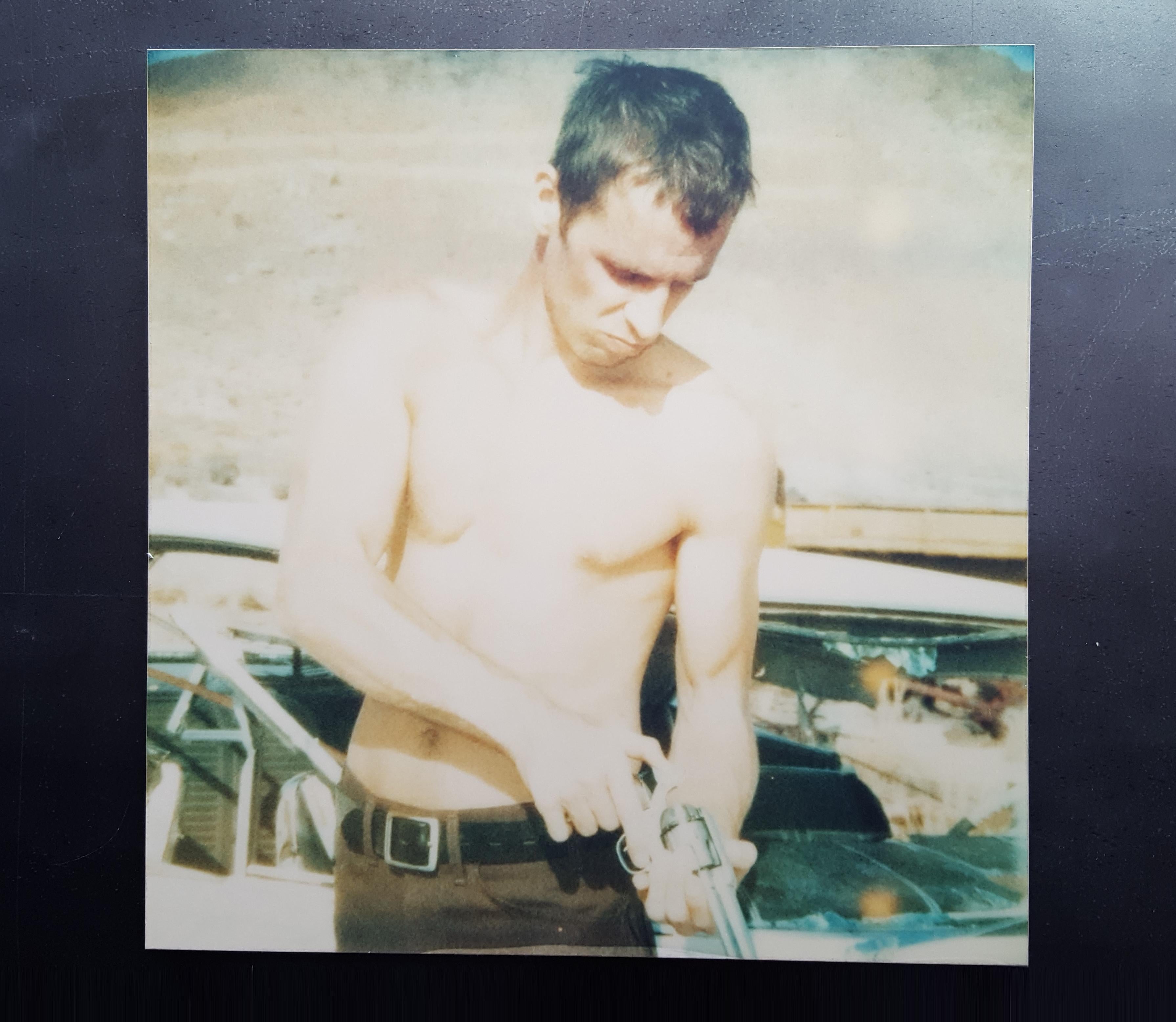 Caricare la pistola (Terre Desolate) - analogica, montata - Photograph di Stefanie Schneider