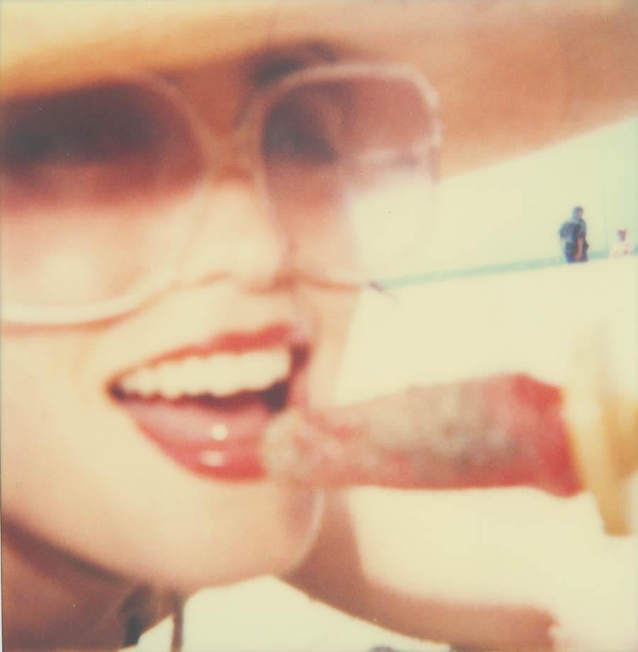 Lollipop I (Beachshoot) mit Radha Mitchell in der Hauptrolle – gerahmt, analog, Polaroid