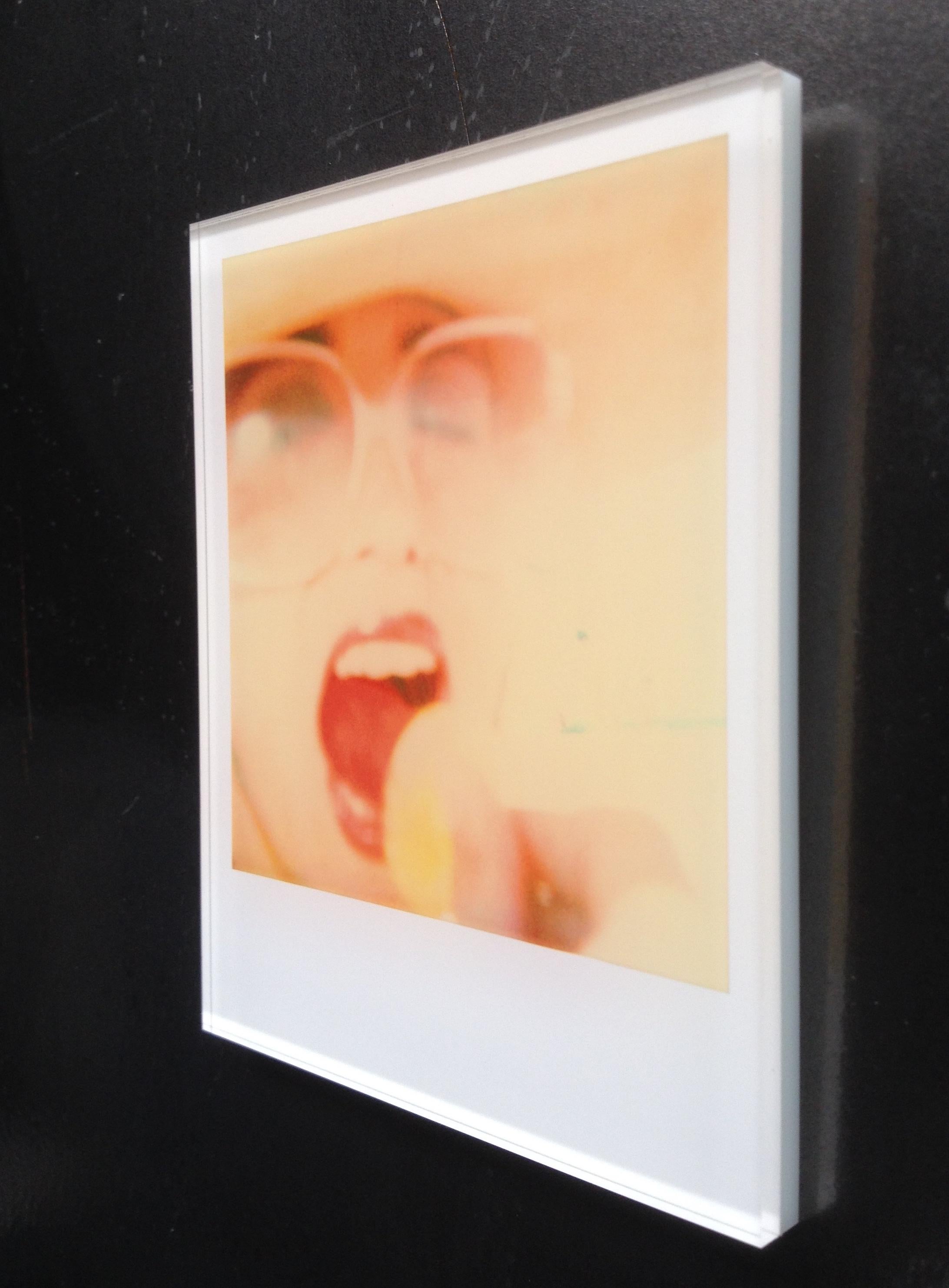 Lollipop Mini - montado - con Radha Mitchell, basado en una Polaroid - Photograph de Stefanie Schneider