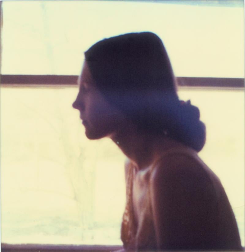 Lone Pine Motel II (Die letzte Bilderschau) - 21. Jahrhundert, Polaroid, Frau – Photograph von Stefanie Schneider