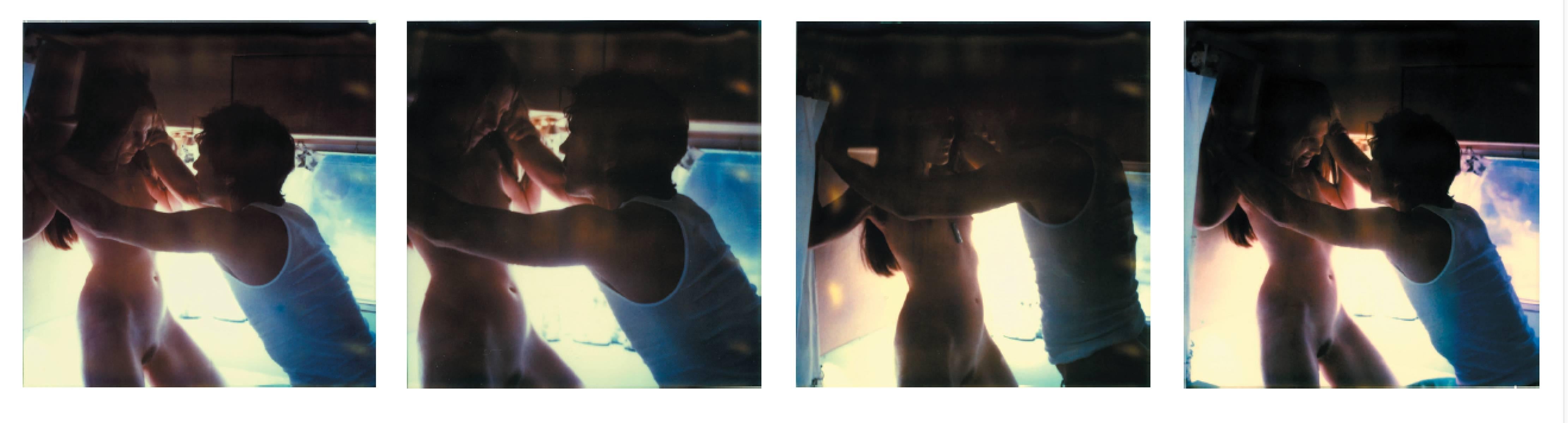 Nude Photograph di Stefanie Schneider - Scena d'amore contro il muro da Sidewinder