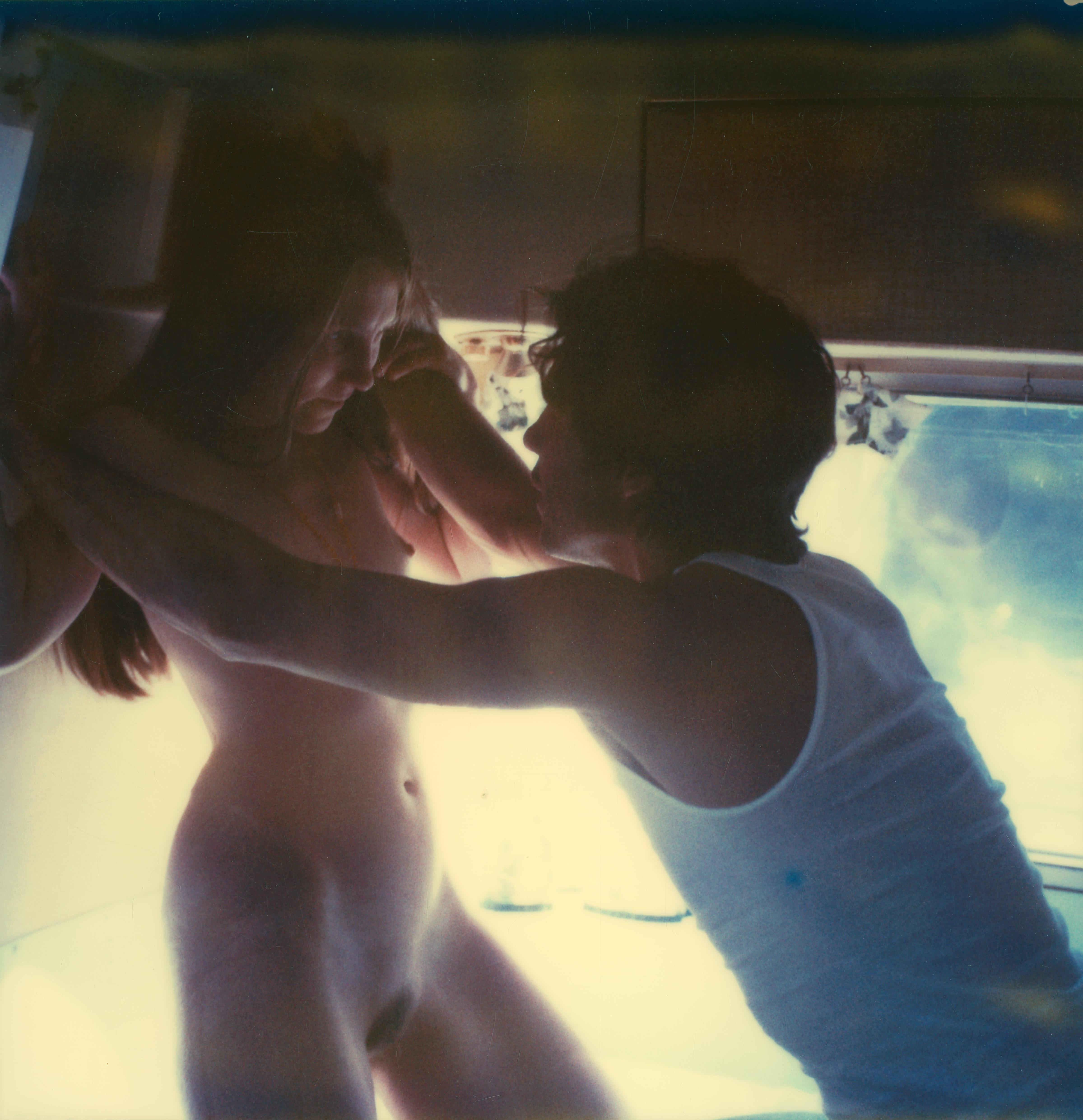 Scène d'amour contre le mur (Sidewinder) - 100x320cm, Polaroid, Contemporary en vente 1