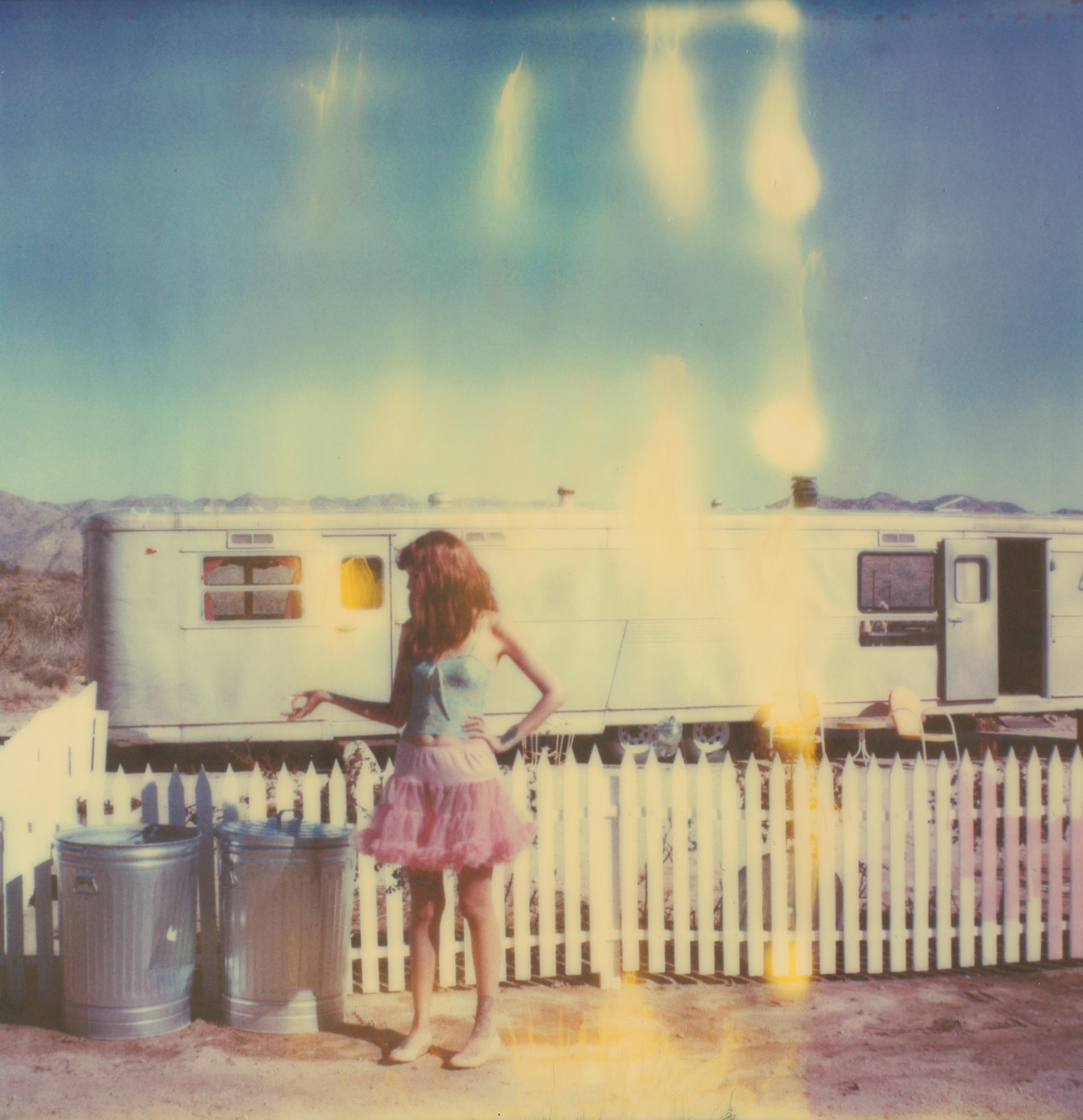 Figurative Photograph di Stefanie Schneider - Creare la magia (La ragazza dietro il recinto bianco)