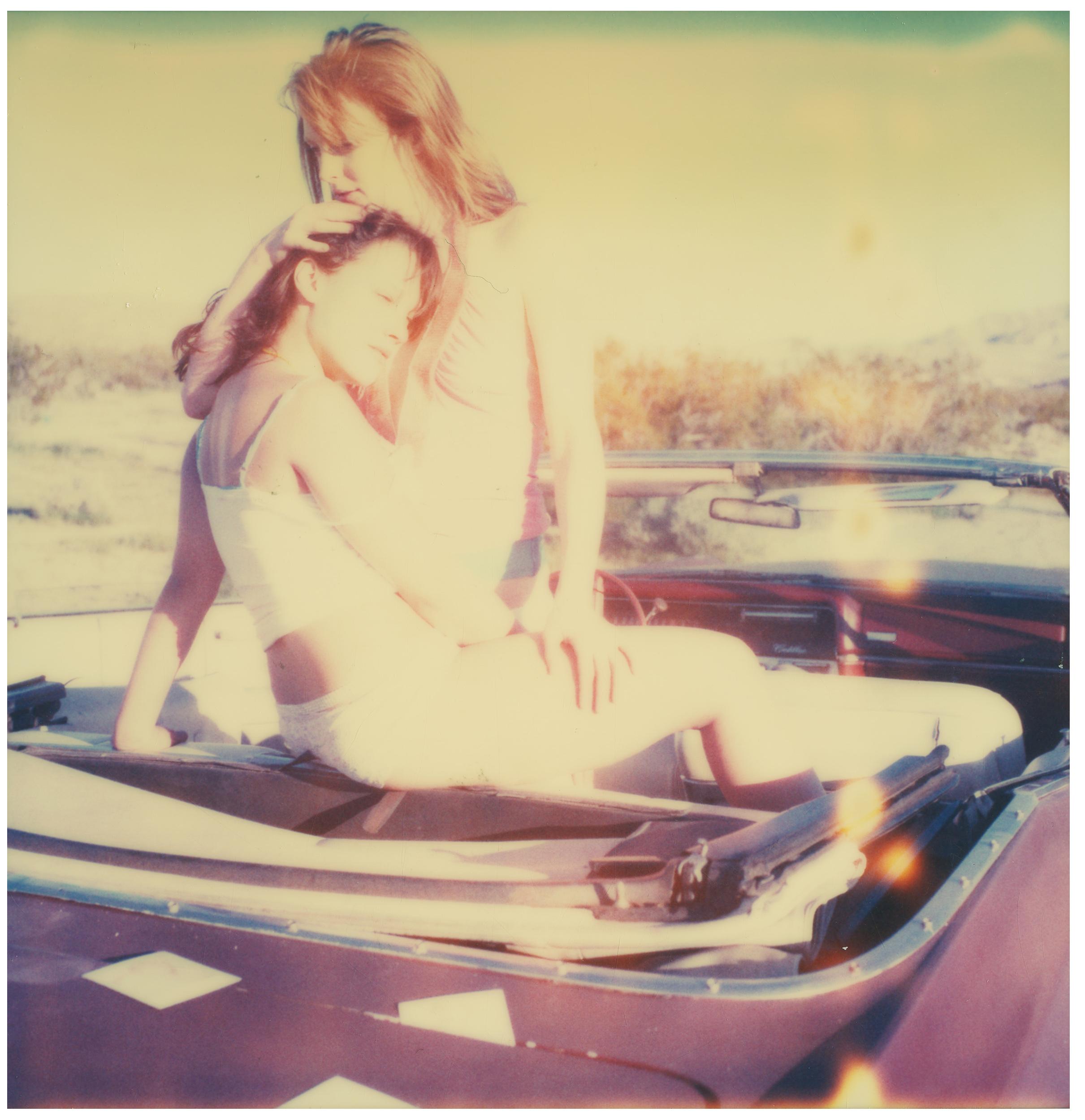 Portrait Photograph de Stefanie Schneider - Besarse en el coche - Long Shot (Hasta que la muerte nos separe)