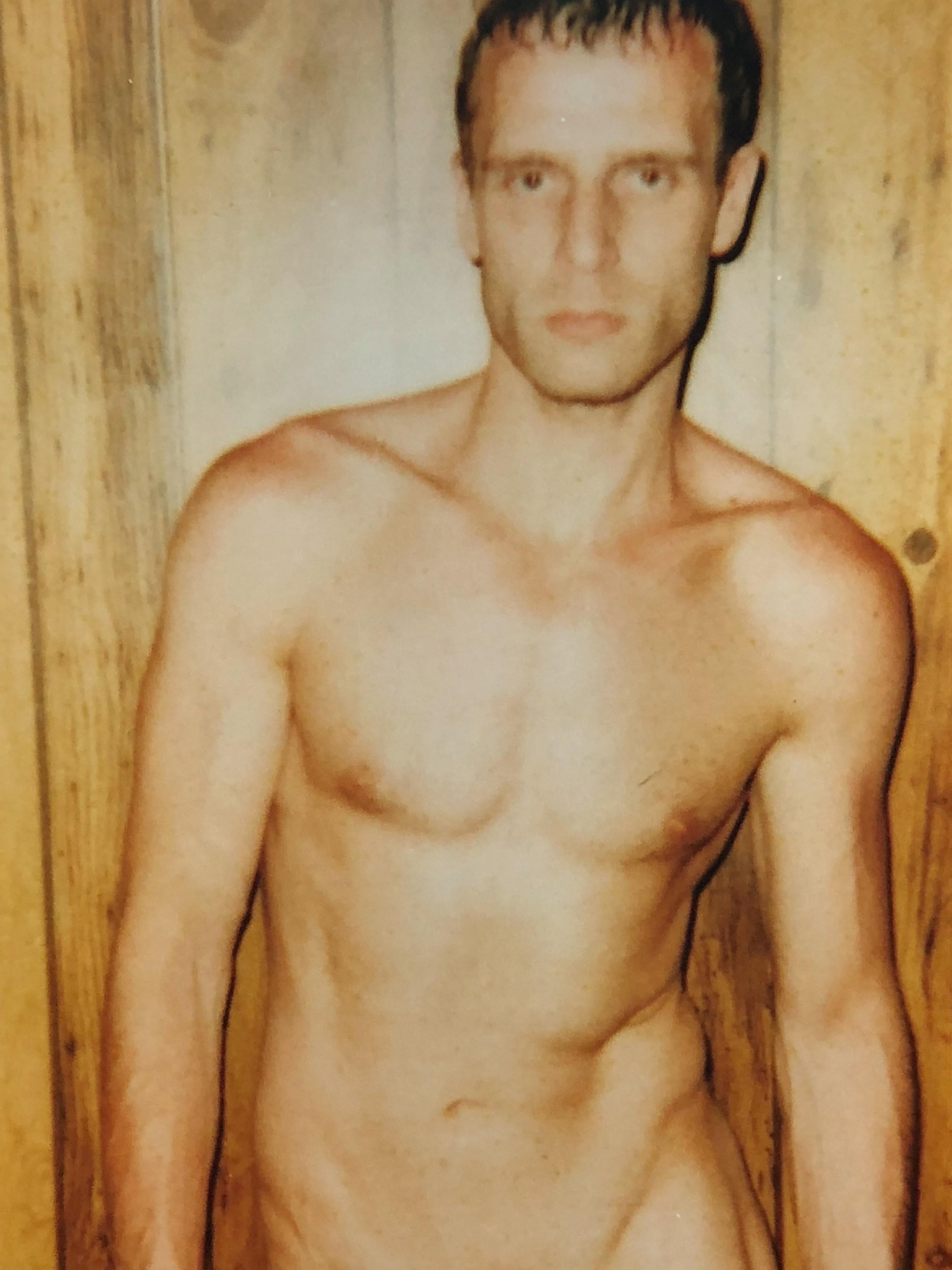 Nu masculin de la série 29 Palms, CA, 21e siècle, Polaroid, photographie de nus - Photograph de Stefanie Schneider