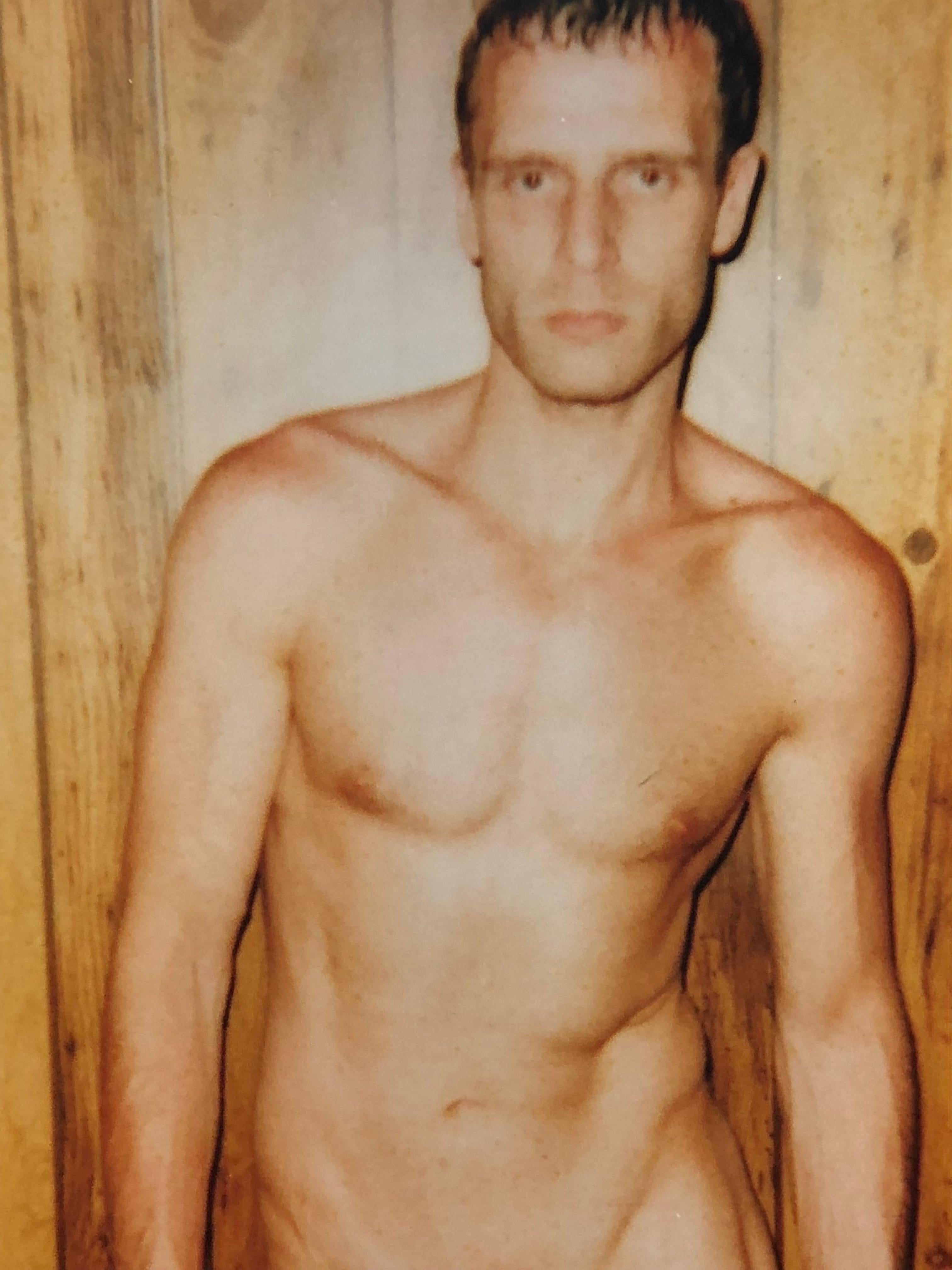 Nu masculin de la série 29 Palms, en Californie - Contemporain Photograph par Stefanie Schneider