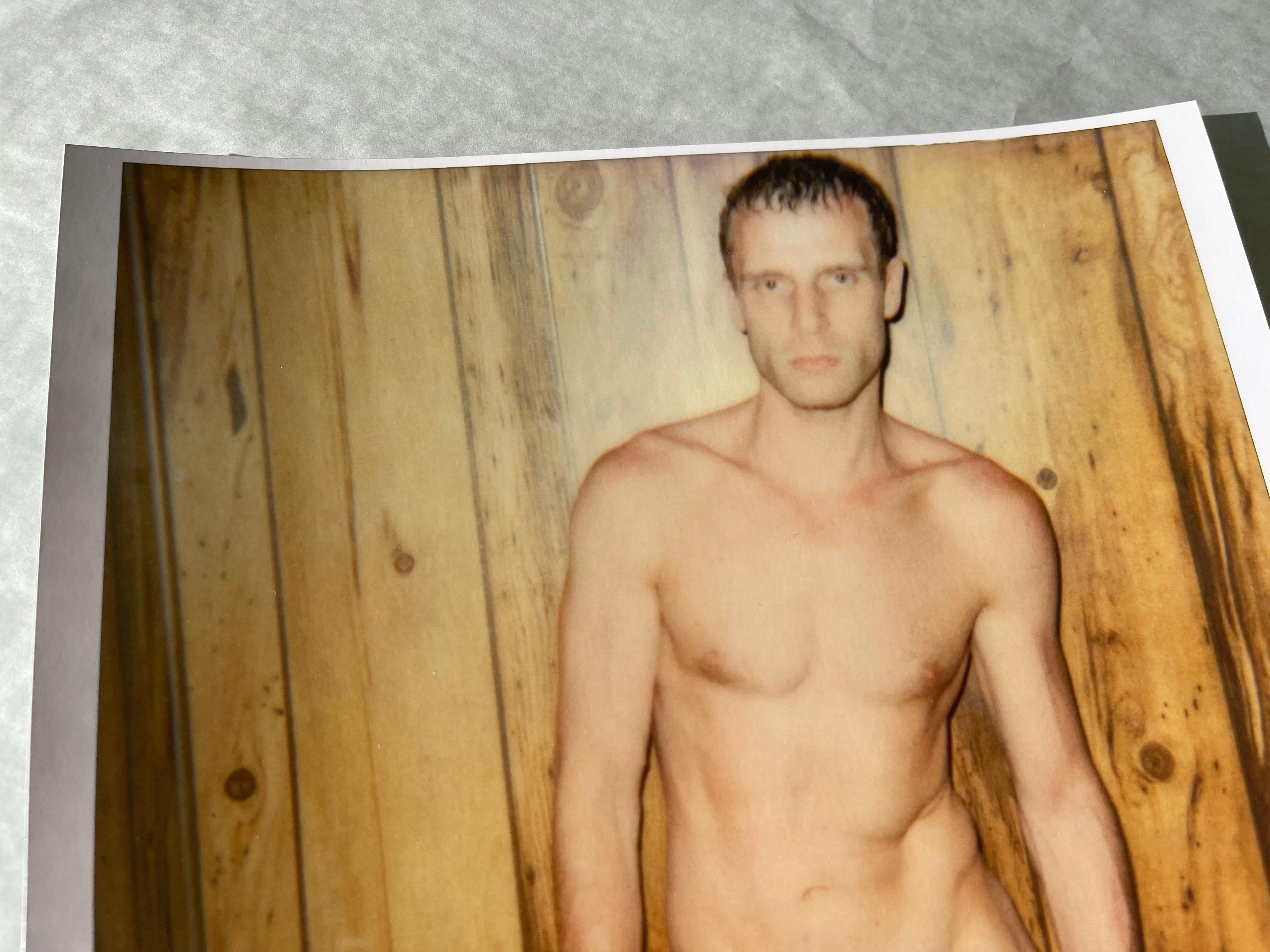 Nu masculin des 29 Palms, CA série Polaroid, 20e siècle, couleur - Contemporain Photograph par Stefanie Schneider