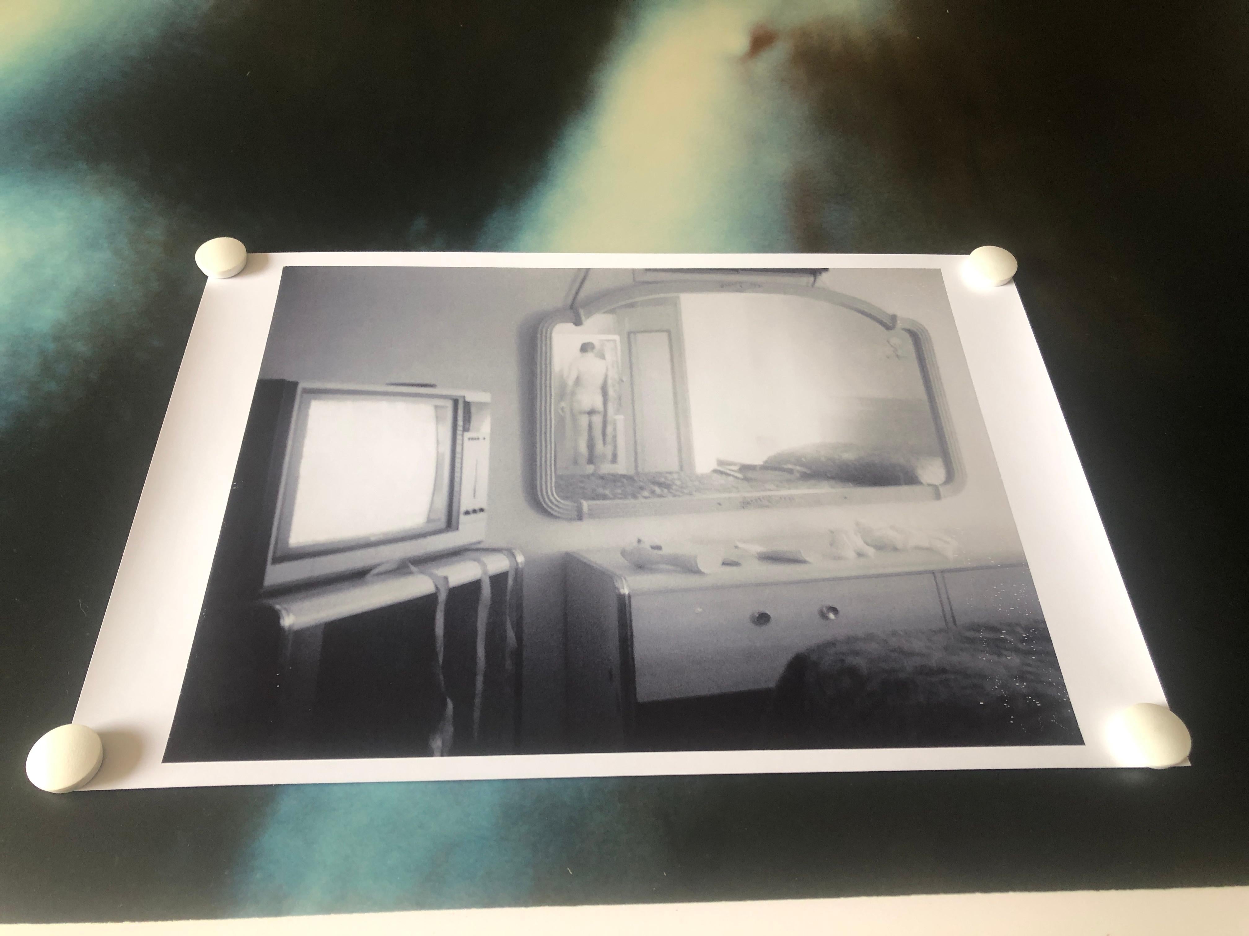 Desnudo masculino en el Motel II (29 Palms, CA) - Contemporáneo - Nude Photograph Gris de Stefanie Schneider