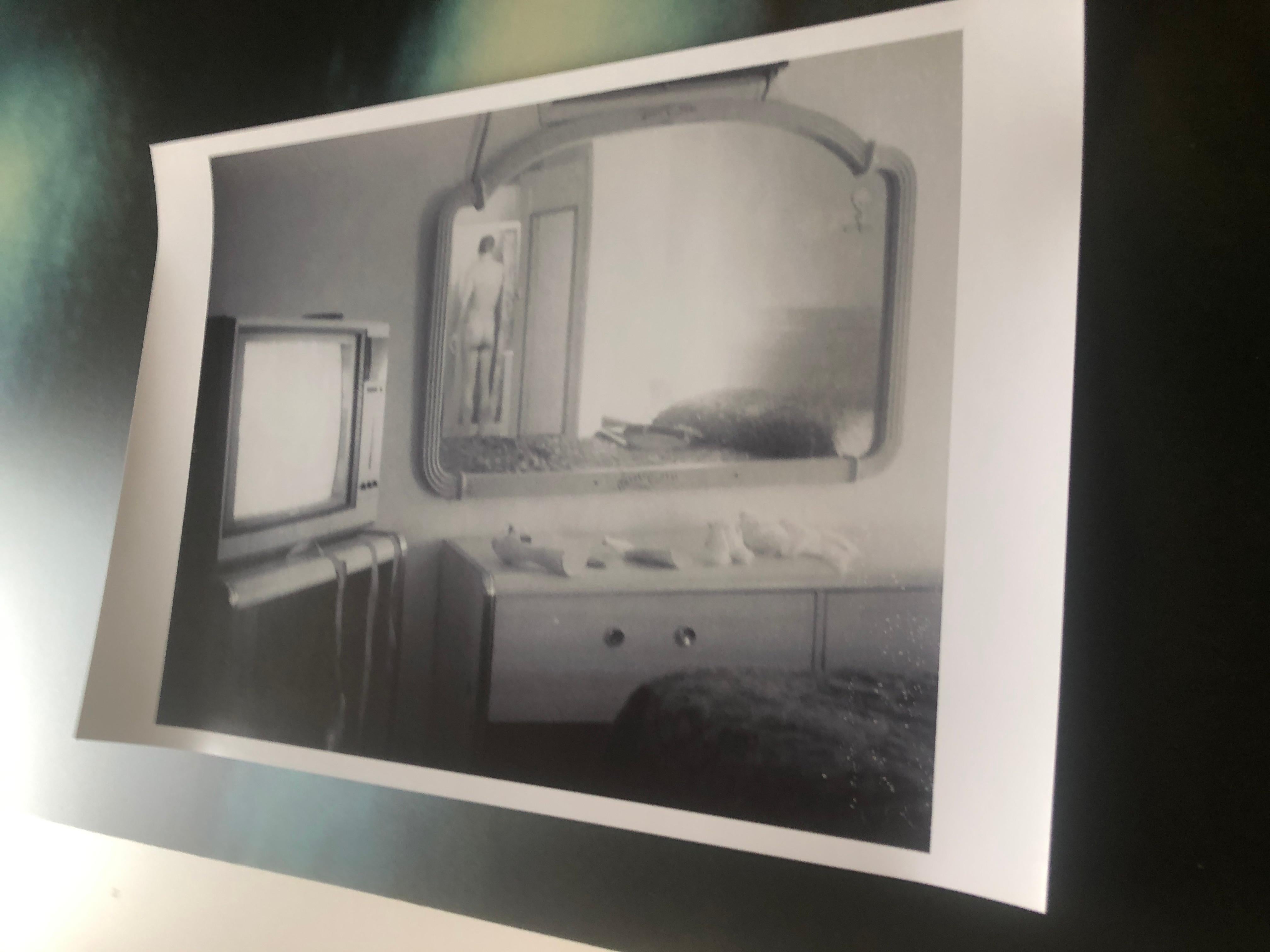 Desnudo masculino en el Motel II (29 Palms, CA) - 1999 - 

30x40cm, Edición de 10. 
C-Print de archivo, basado en la Polaroid. 
Etiqueta de firma y certificado. . 
Inventario del artista nº 2777. 

