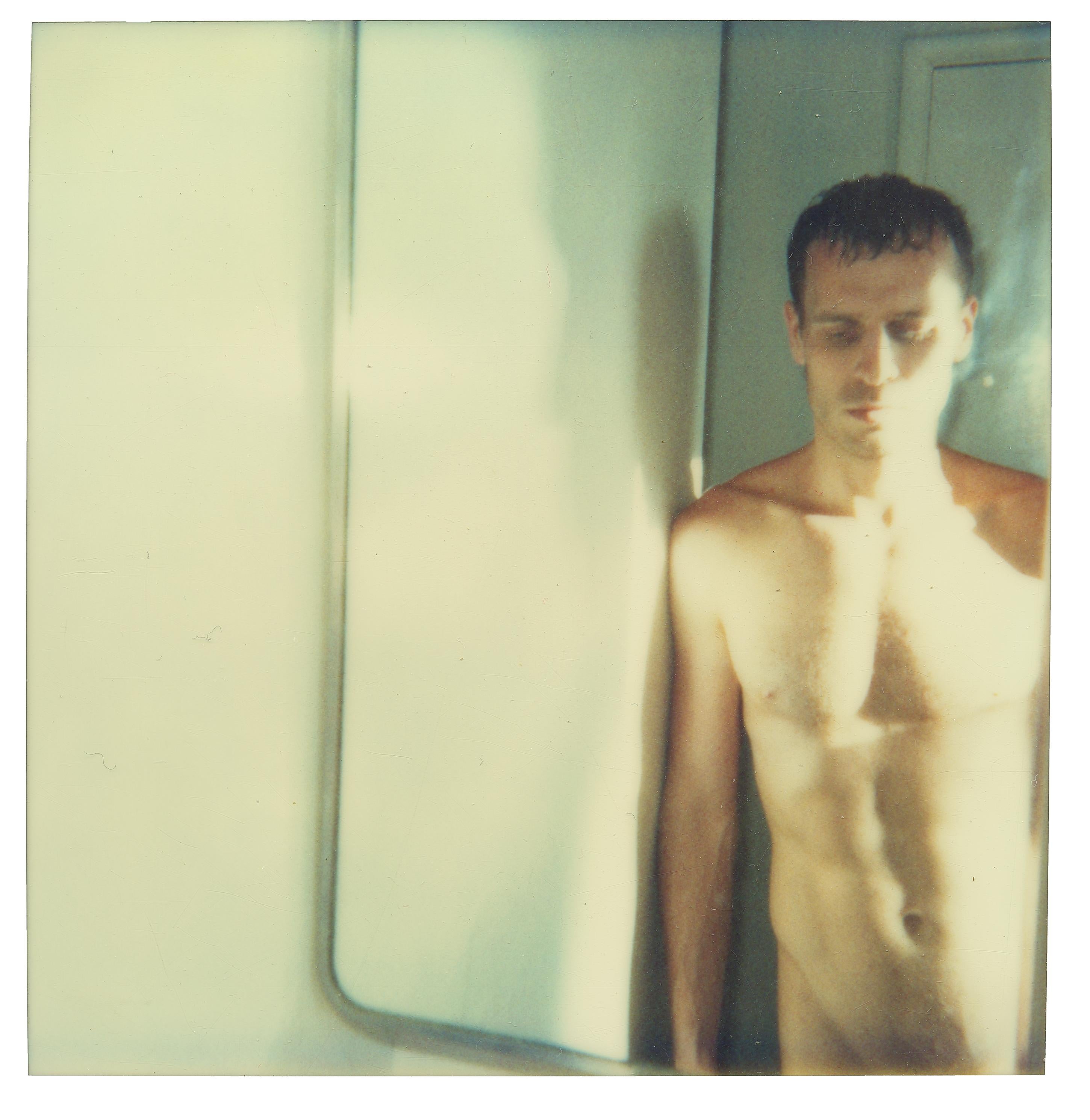 Stefanie Schneider Nude Photograph – Männlicher Akt V aus der Serie 29 Palms, CA – Polaroid, 20. Jahrhundert, Farbe