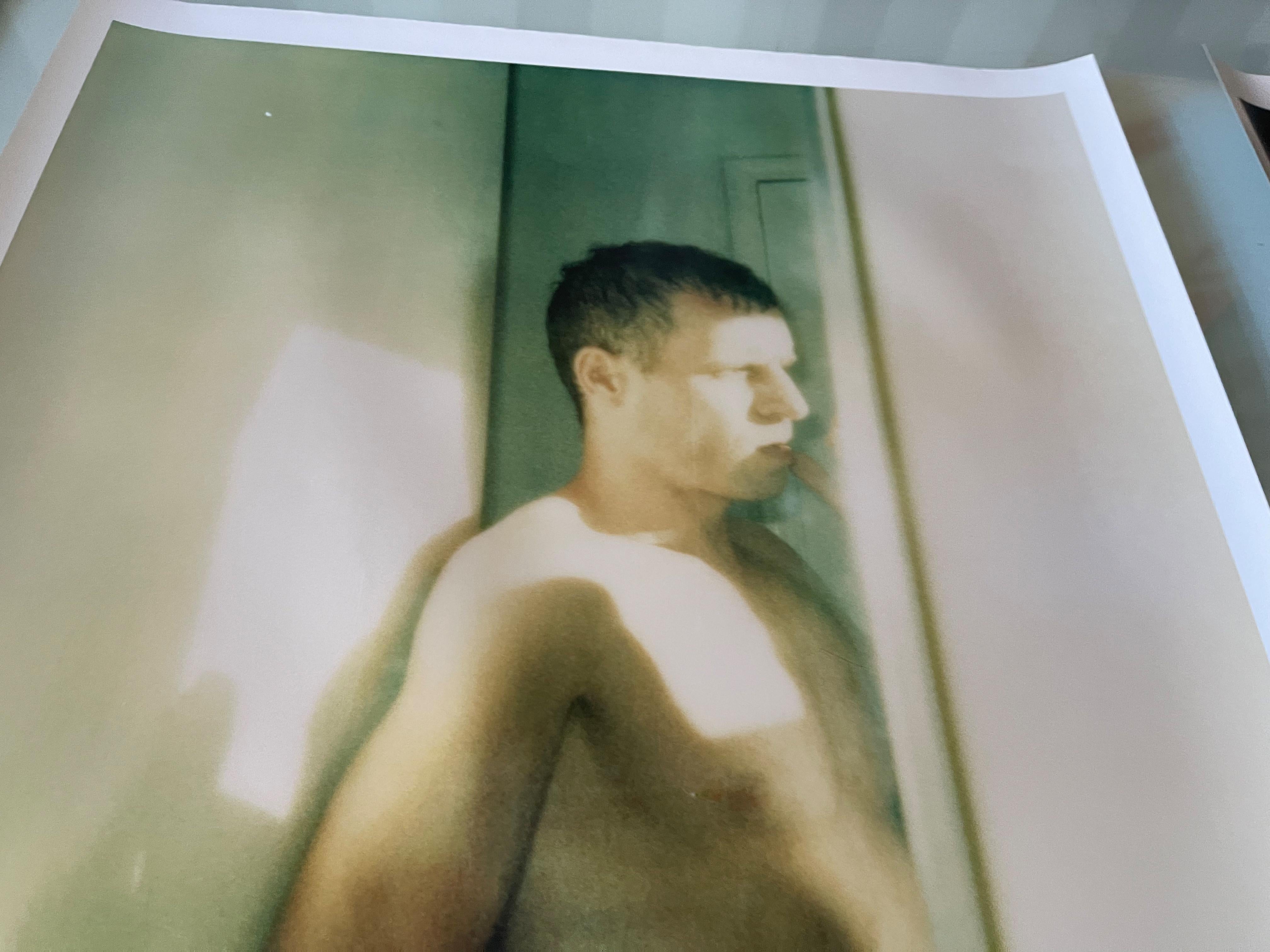 Nu masculin VI (29 Palms, CA) - Beige Nude Photograph par Stefanie Schneider