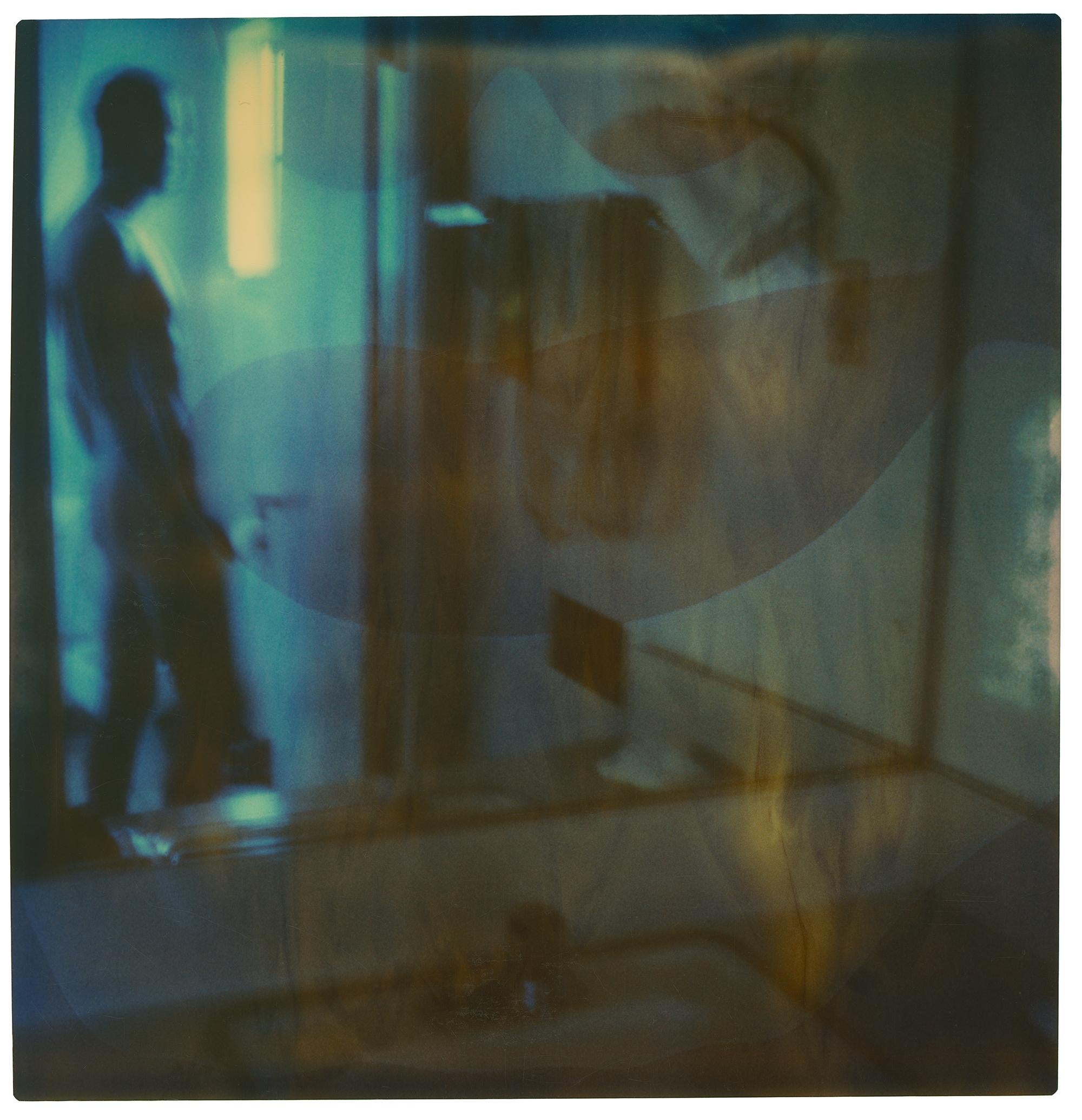Stefanie Schneider Nude Photograph – männlicher Akt VI (29 Palmen, CA) – Polaroid, zeitgenössisch, 20. Jahrhundert, Farbe
