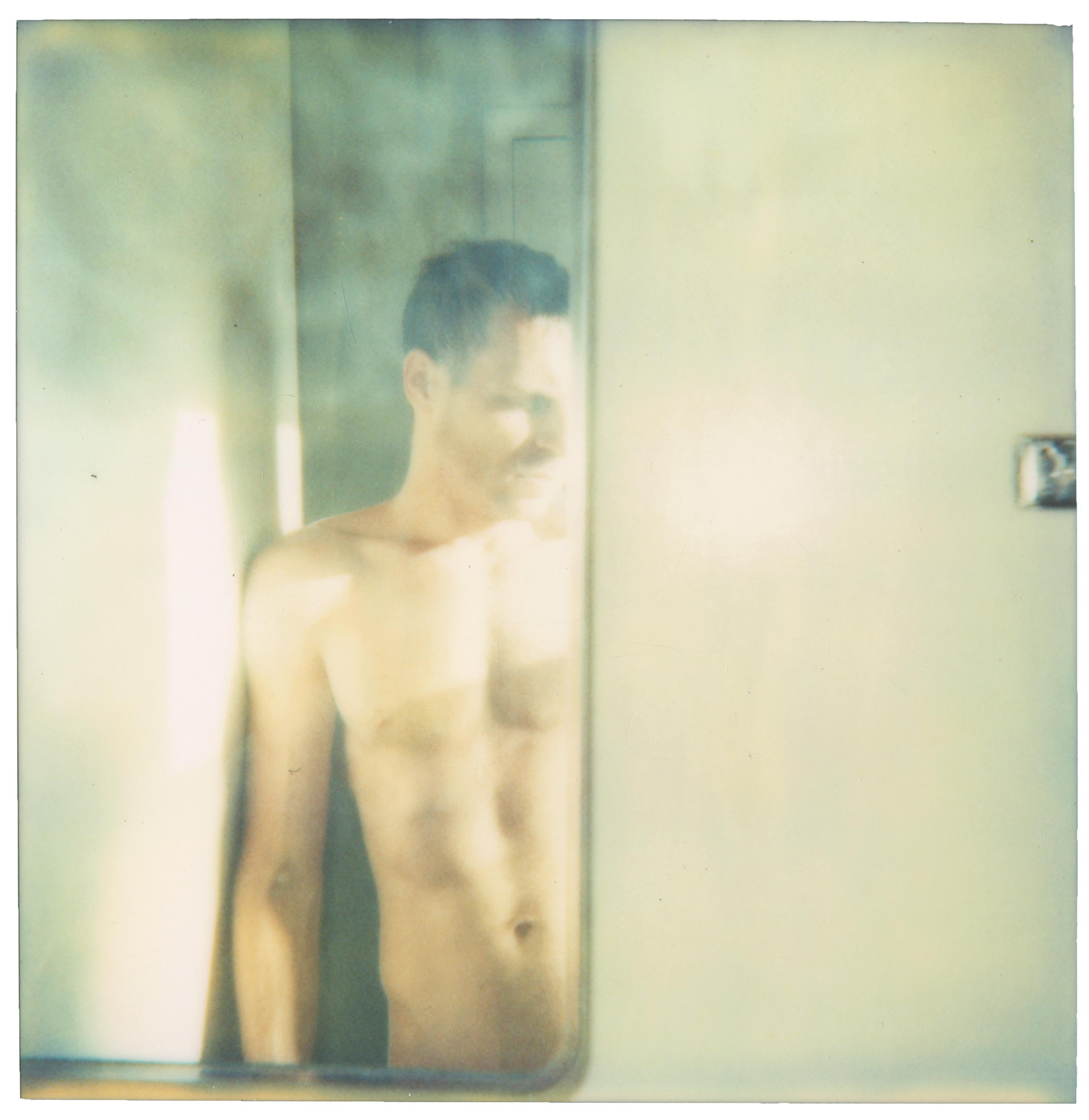 Stefanie Schneider Nude Photograph – männlicher Akt VI aus der Serie 29 Palms, CA - Polaroid, 20. Jahrhundert, Farbe