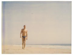 Man walking in Distance (Zuma Beach) – analoger, alter Druck