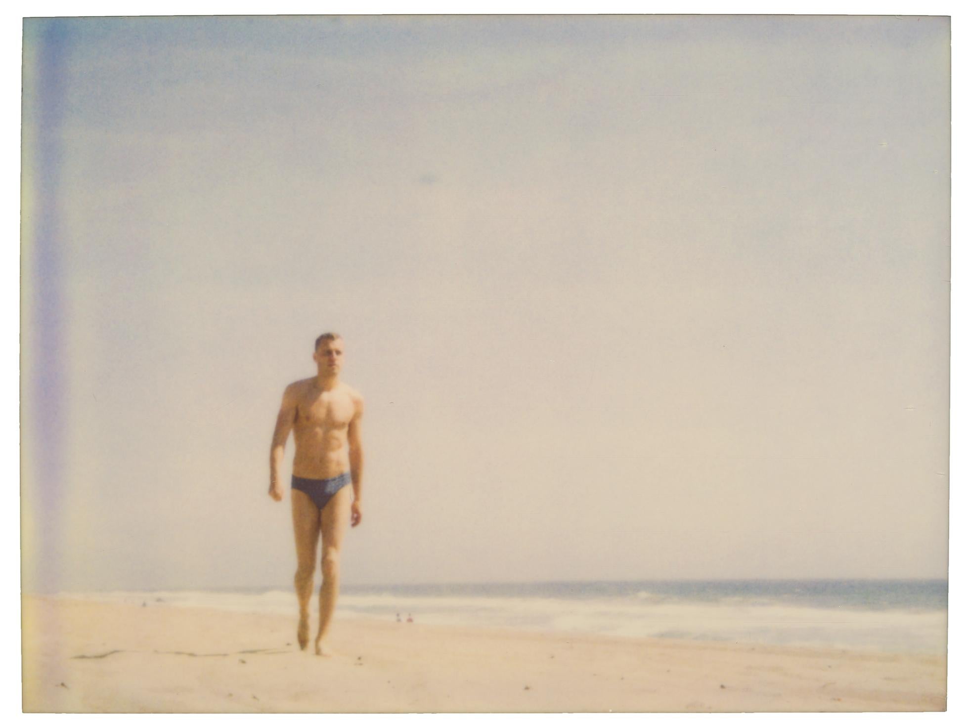 Stefanie Schneider Color Photograph – Man walking in Distance (Zuma Beach) – analoger, alter Druck