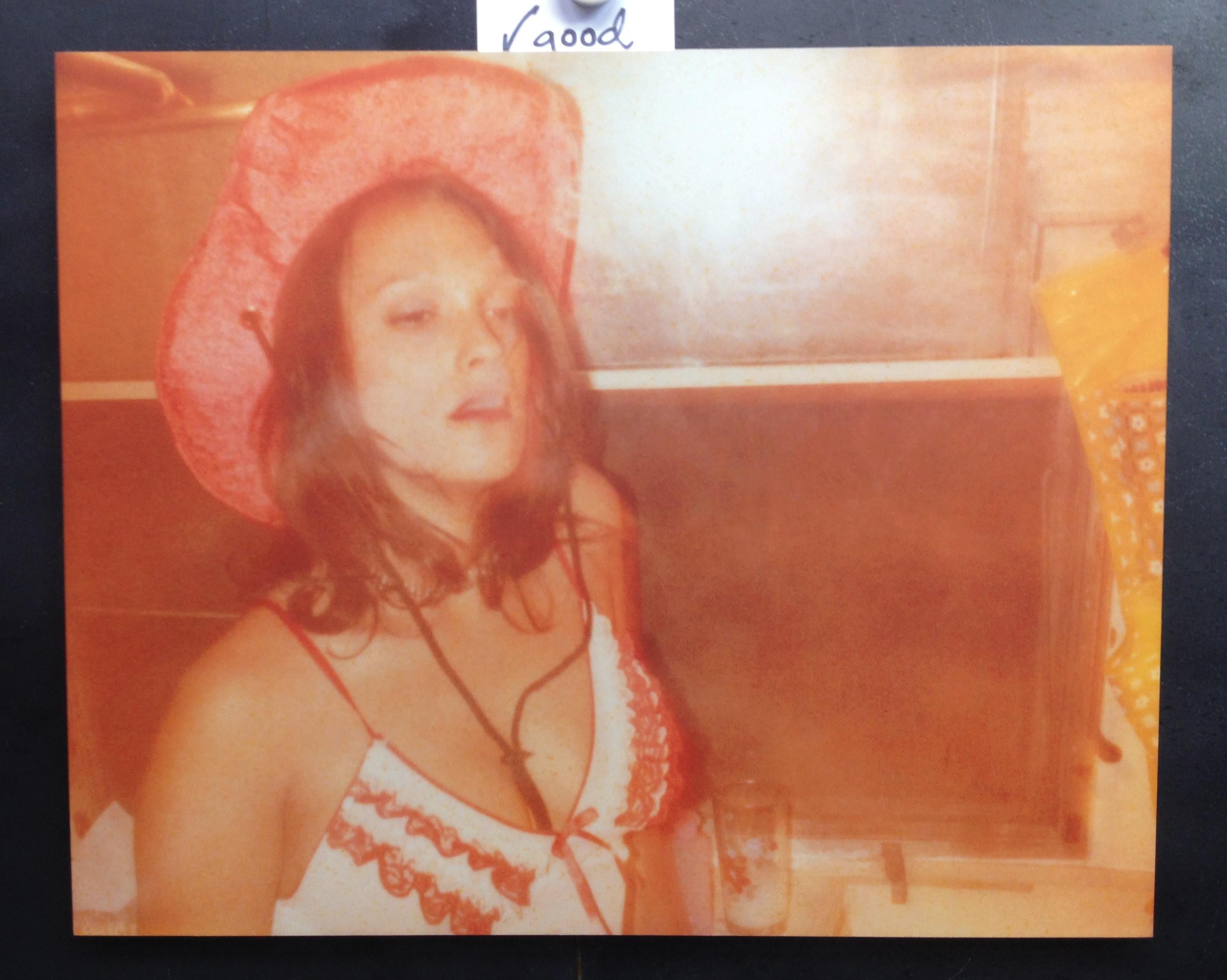 'Les fumeurs de Margarita dans la salle de bains'  Polaroid (La mort ne fait pas partie de nous) - Photograph de Stefanie Schneider