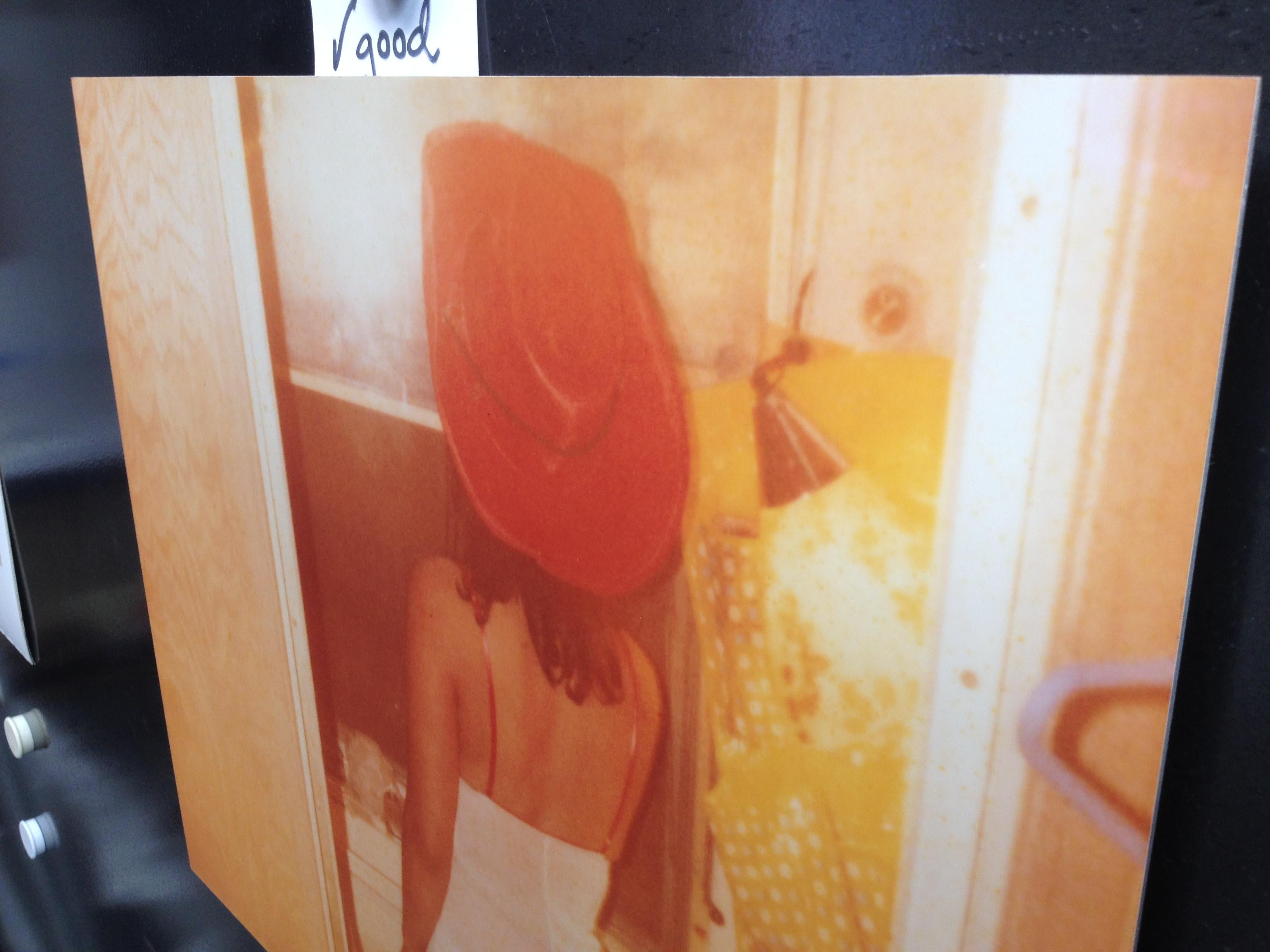 Margarita raucht im Badezimmer 
(Bis dass der Tod uns scheidet), 
2007, 40x50cm, Auflage 1/5,
analoger C-Print, gedruckt von der Künstlerin, 
aufgezogen auf Aluminium mit mattem UV-Schutz, basierend auf einem Original-Polaroid, 
Zertifikat und