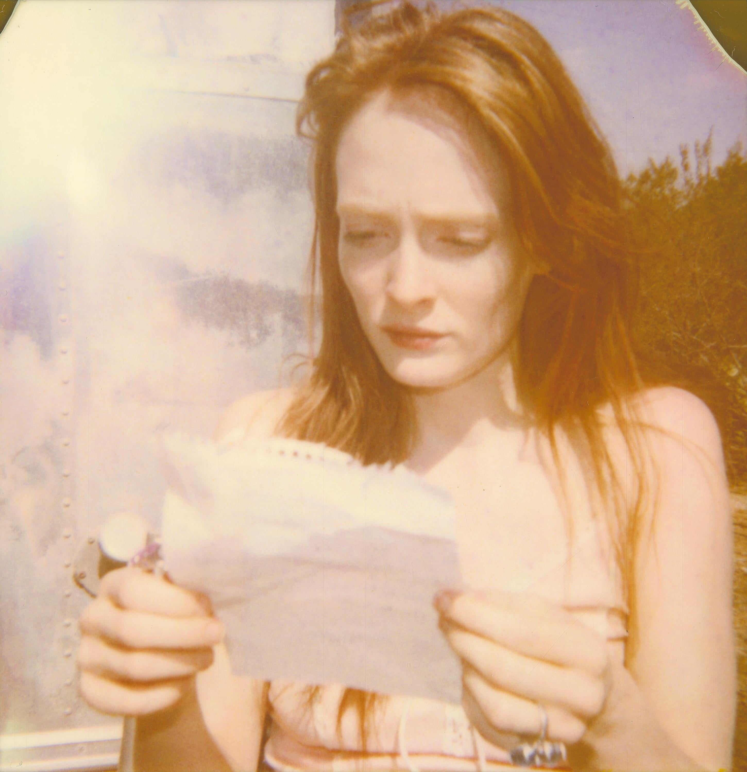 Stefanie Schneider Portrait Photograph – Margarita's Letter (Till Death do us Part) - Contemporary, Frau, Polaroid