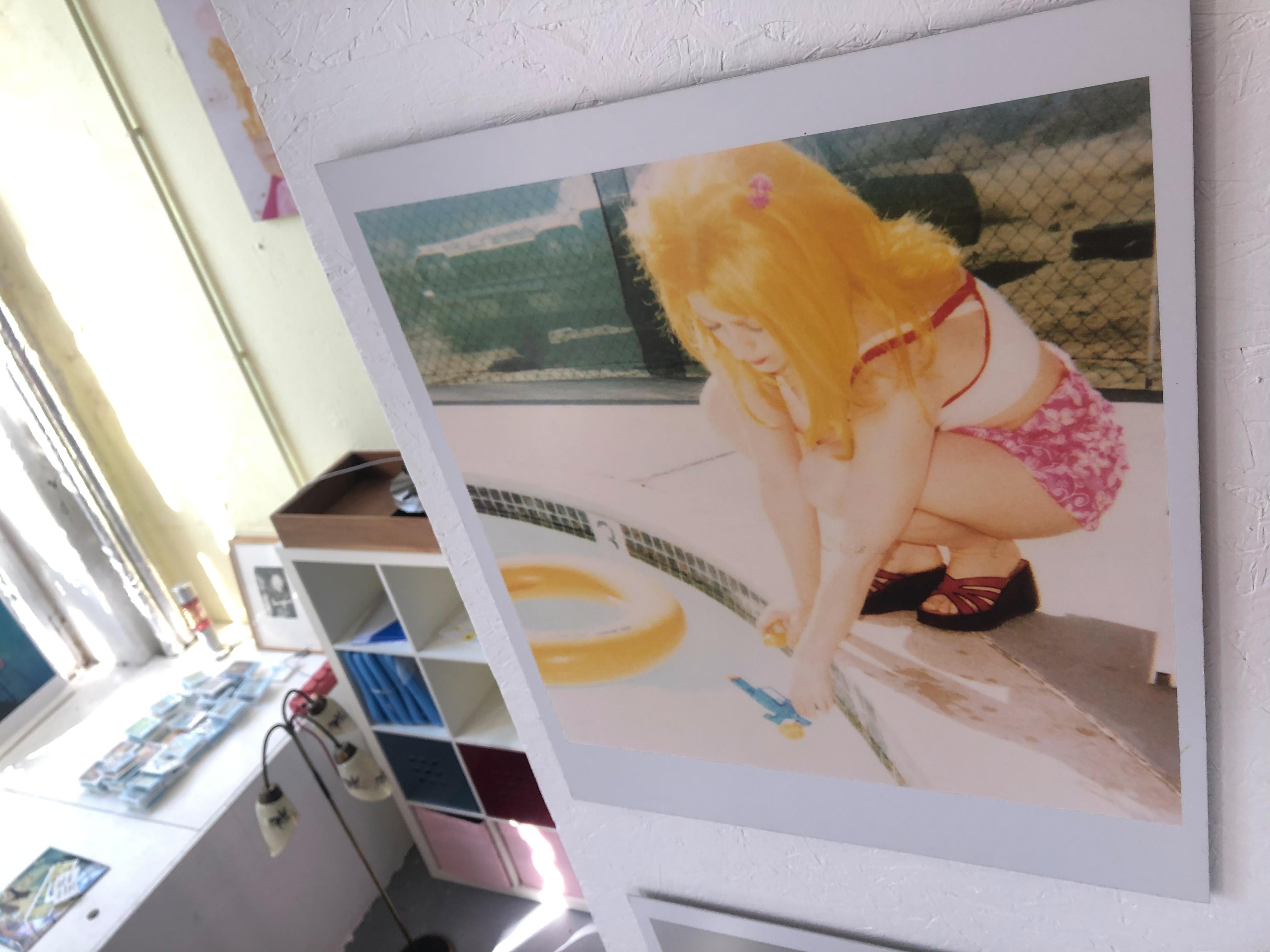 Stefanie Schneider Portrait Photograph – „Max by the Pool (29 Palms, CA“ analog, montiert