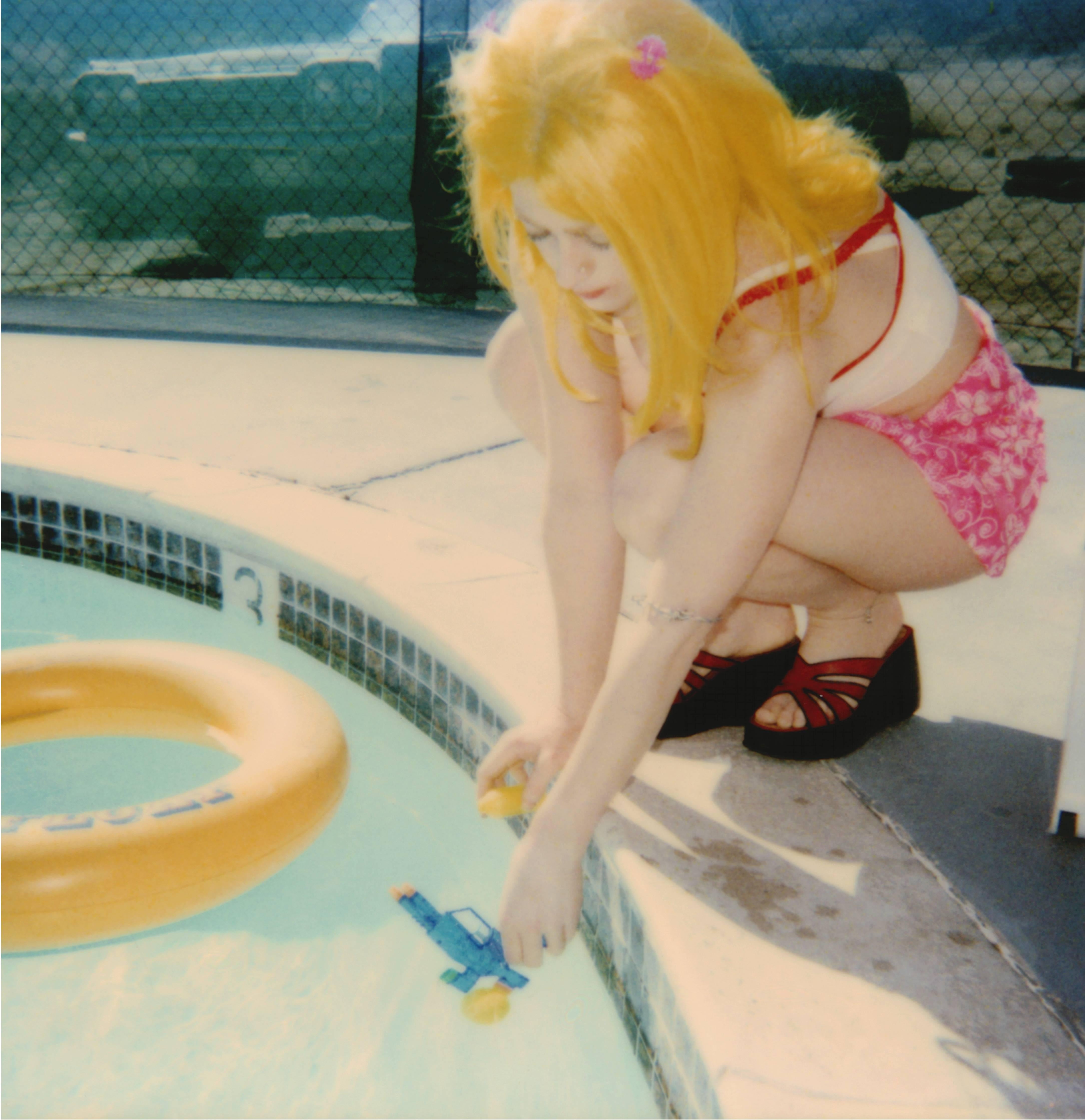 Portrait Photograph di Stefanie Schneider - Max a bordo piscina - 29 Palms, California, Polaroid