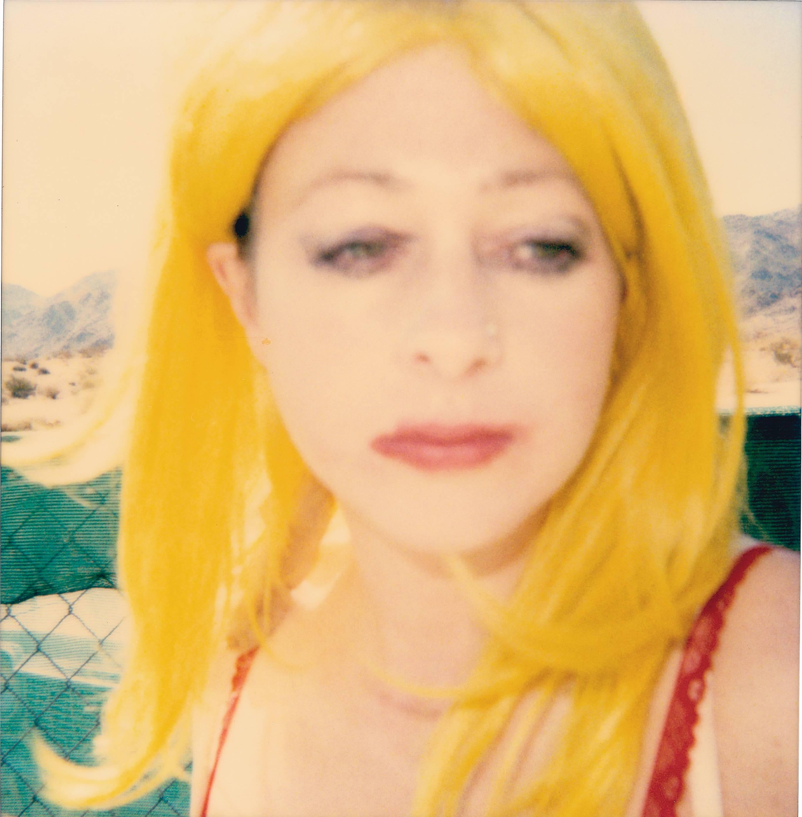 Color Photograph di Stefanie Schneider - Max davanti al Motel (29 Palms, CA)