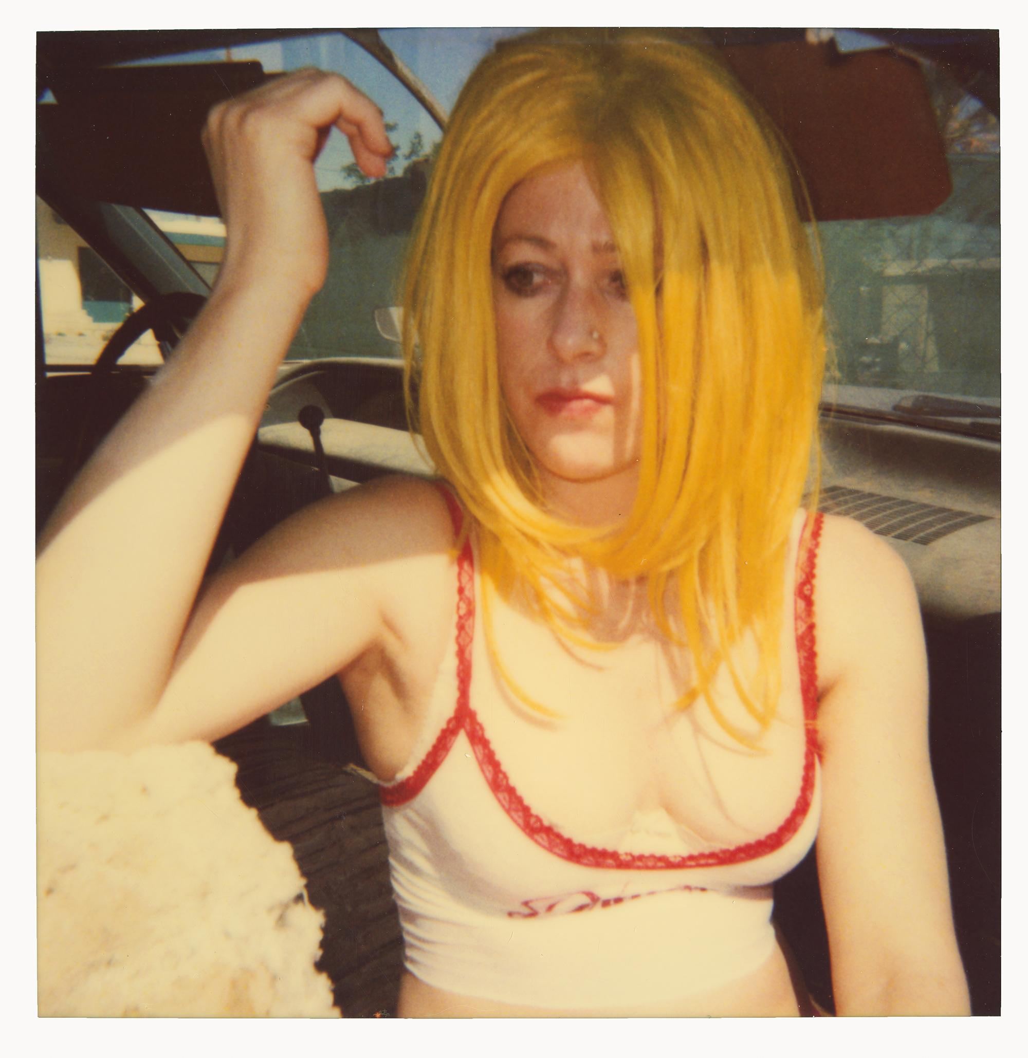 Color Photograph Stefanie Schneider - Max, fumant dans une voiture (29 Palms, CA) - 58x56cm, analogique, Polaroïd, Contemporain