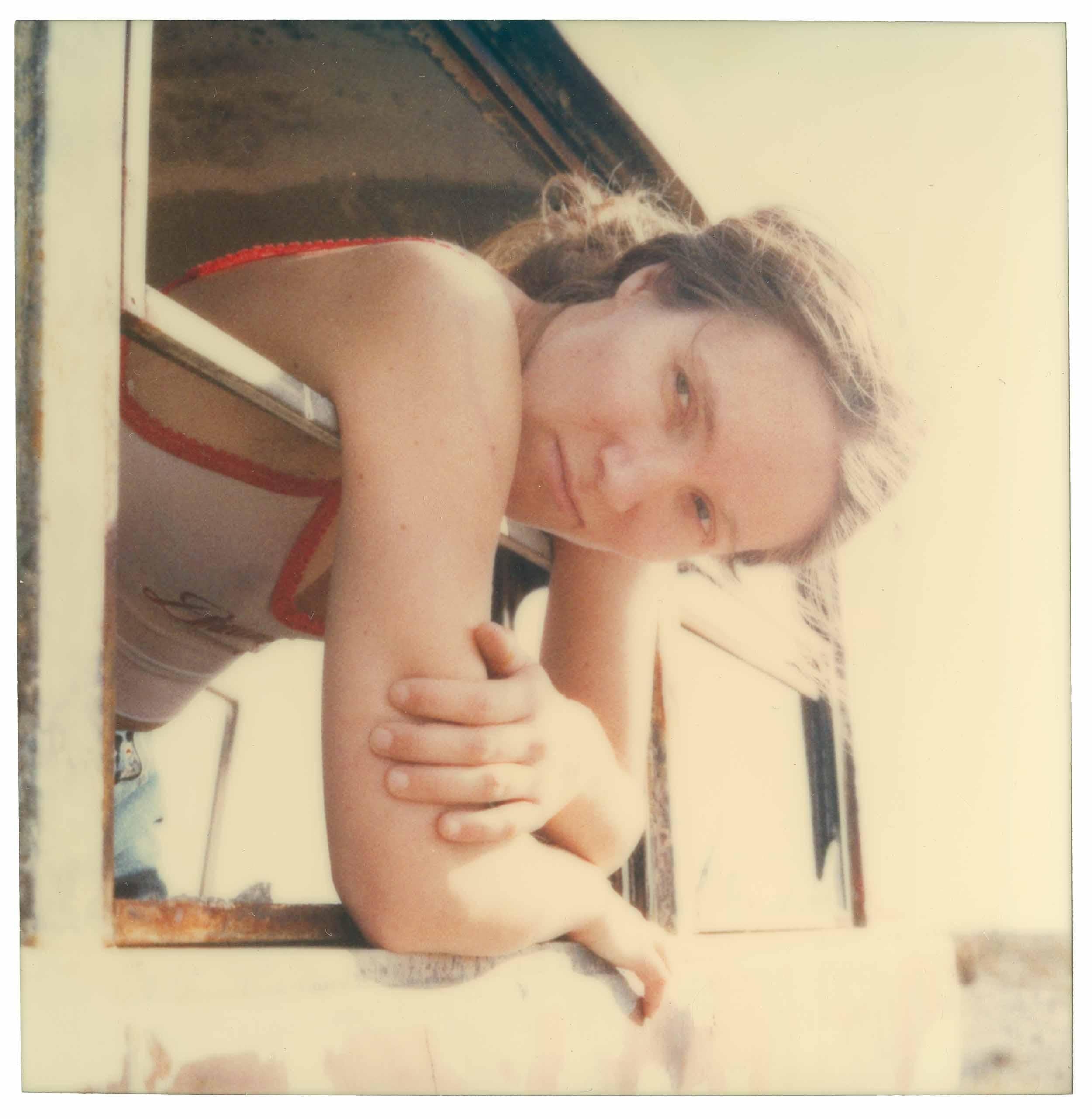 Stefanie Schneider Color Photograph – Vielleicht morgen (Stranger than Paradise) - 21. Jahrhundert, Polaroid, Farbe