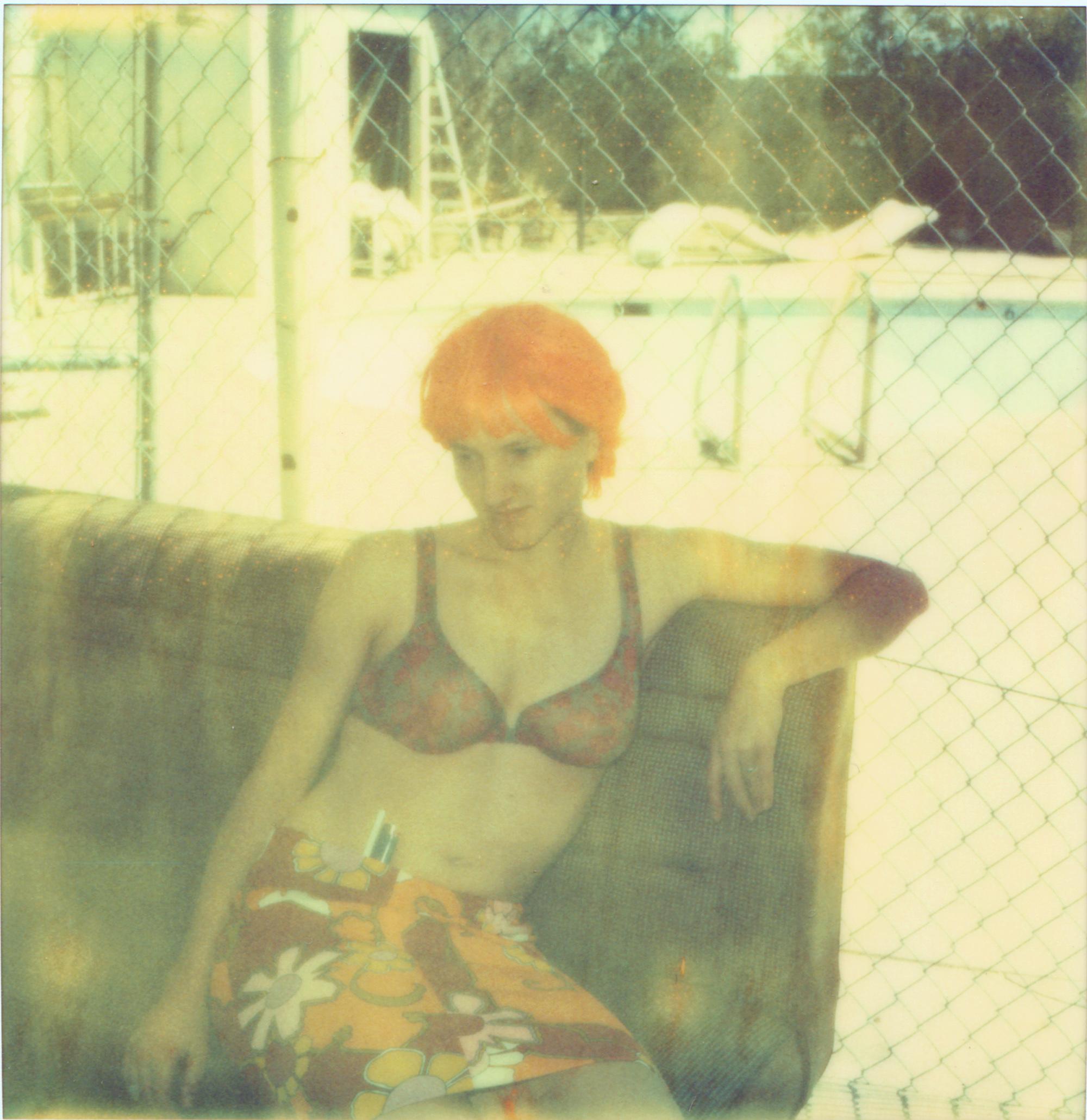 Stefanie Schneider Portrait Photograph – Mayfair Lane, #01 (Die letzte Bilderausstellung) – Polaroid, Zeitgenössisch, Frauen, Farbe