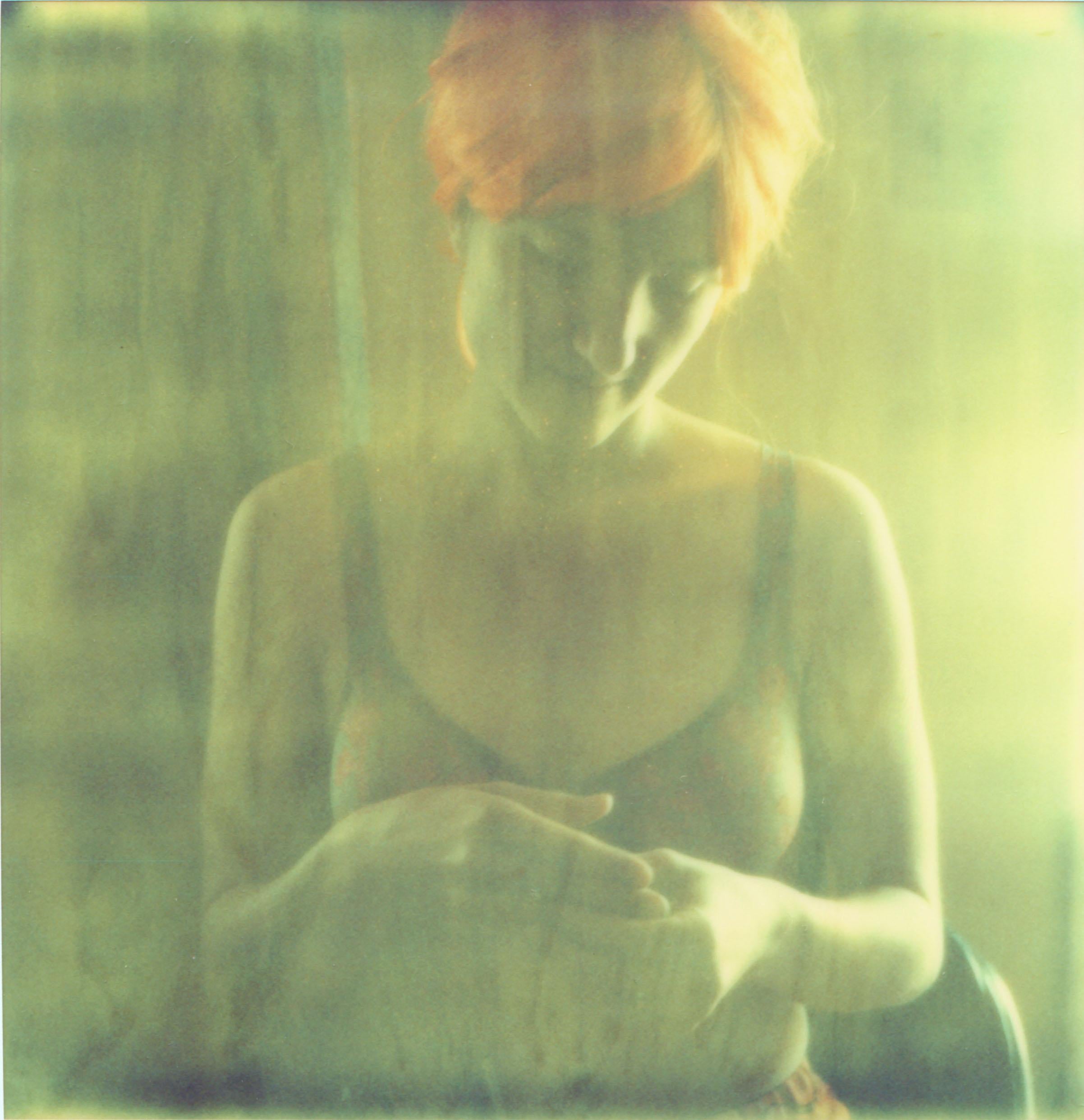 Stefanie Schneider Color Photograph – Mayfair Lane, #02 (Die letzte Bilderausstellung) – Polaroid, Zeitgenössisch, Frauen, Farbe