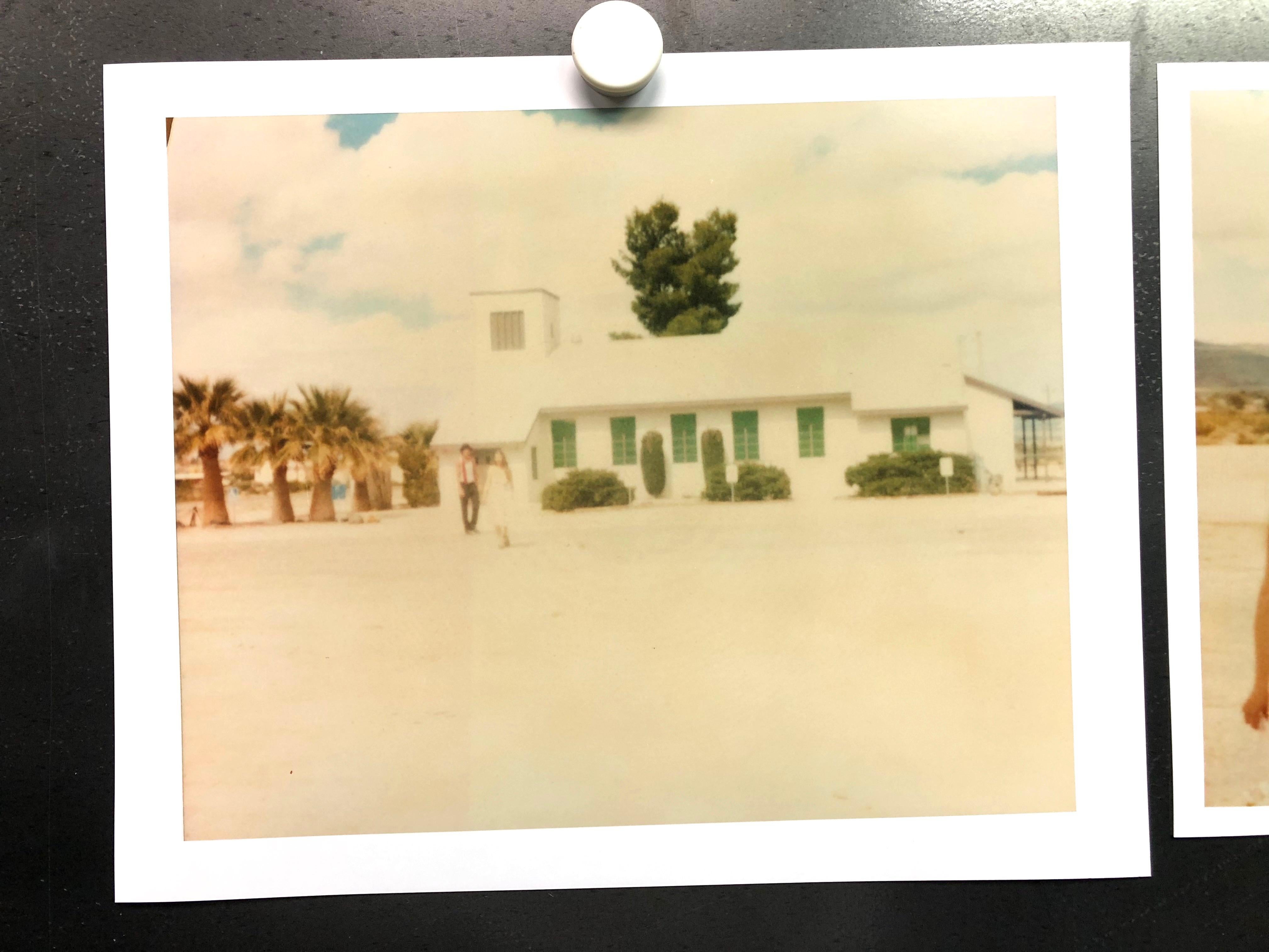 Reunión frente a la Iglesia (Sidewinder) - Photograph Contemporáneo de Stefanie Schneider