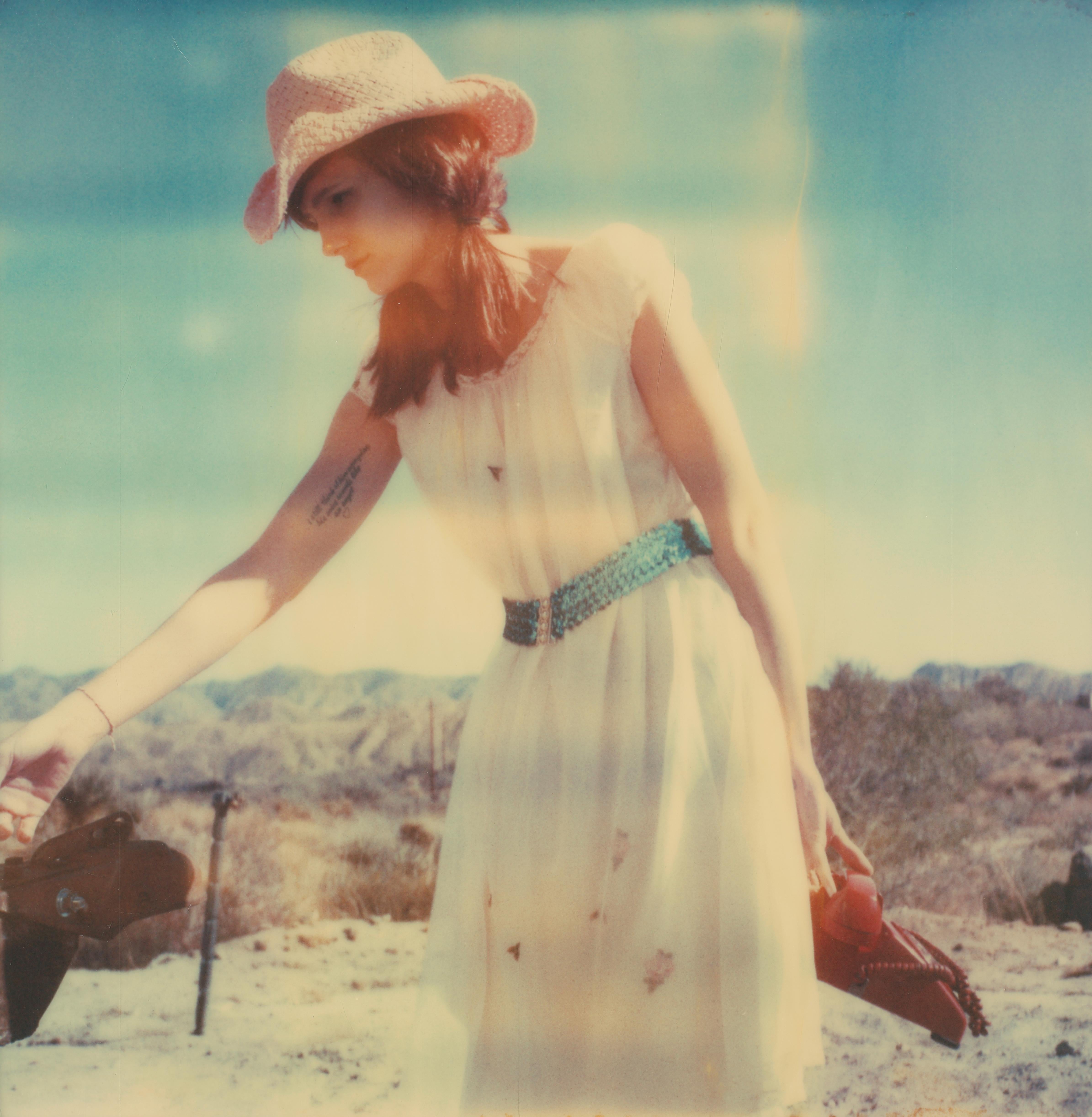 Color Photograph Stefanie Schneider - Mémoires de l'amour (La fille derrière la clôture de pichet blanc) - Polaroid, portrait